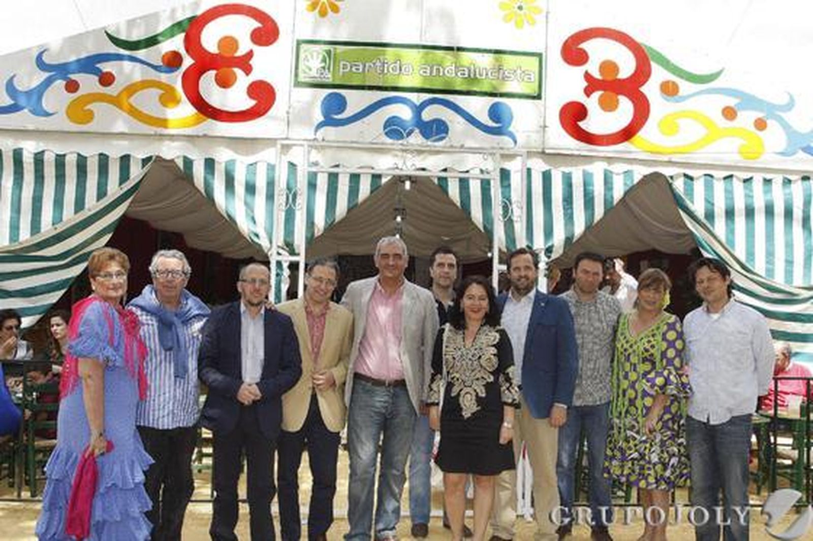 Concejales y responsables del Partido Andalucista, ayer con algunos periodistas de los medios de comunicación locales a las puertas de su caseta. /Andrés Mora