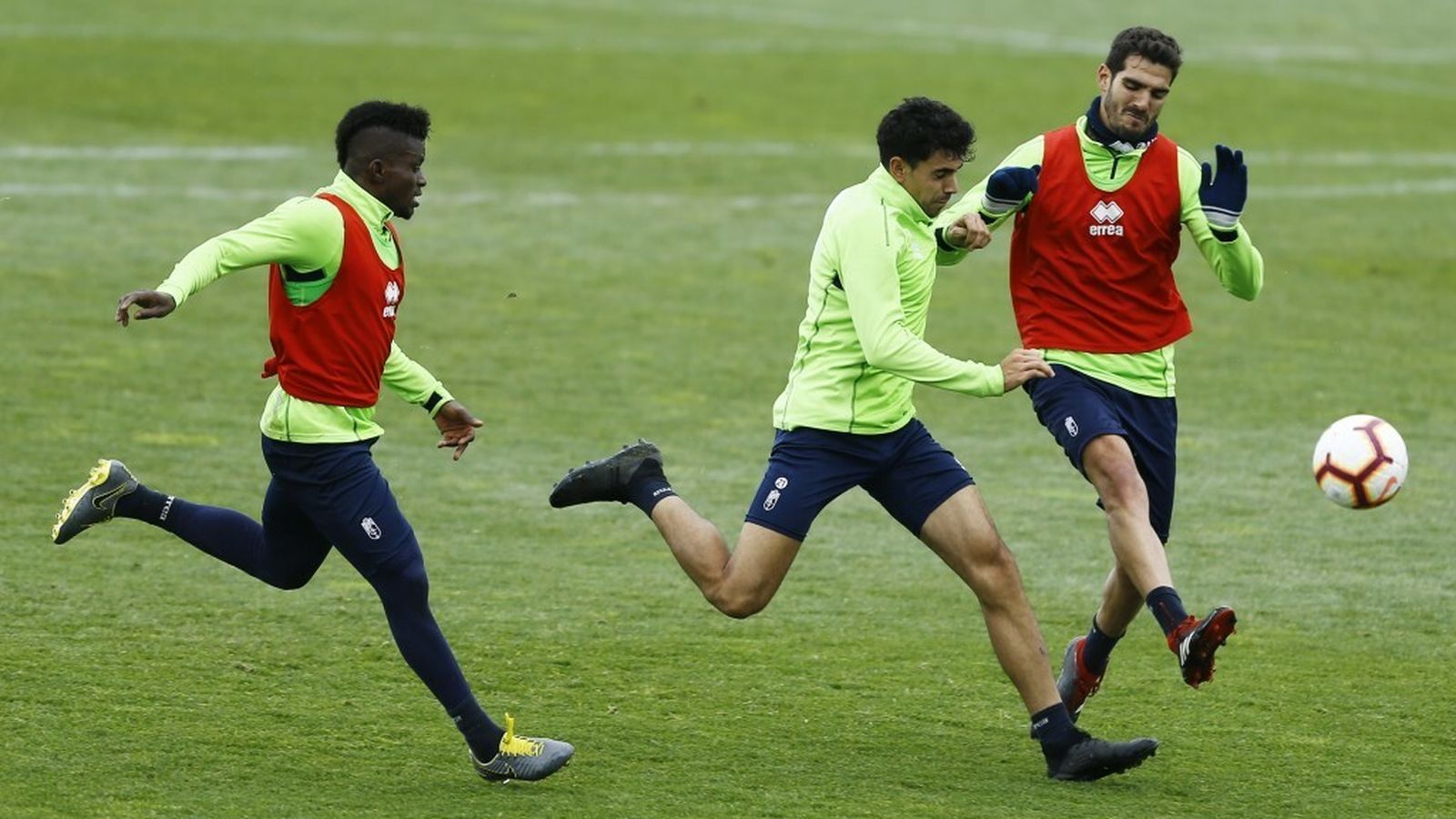 Los jugadores del Granada jugaron un partidillo ante el filial