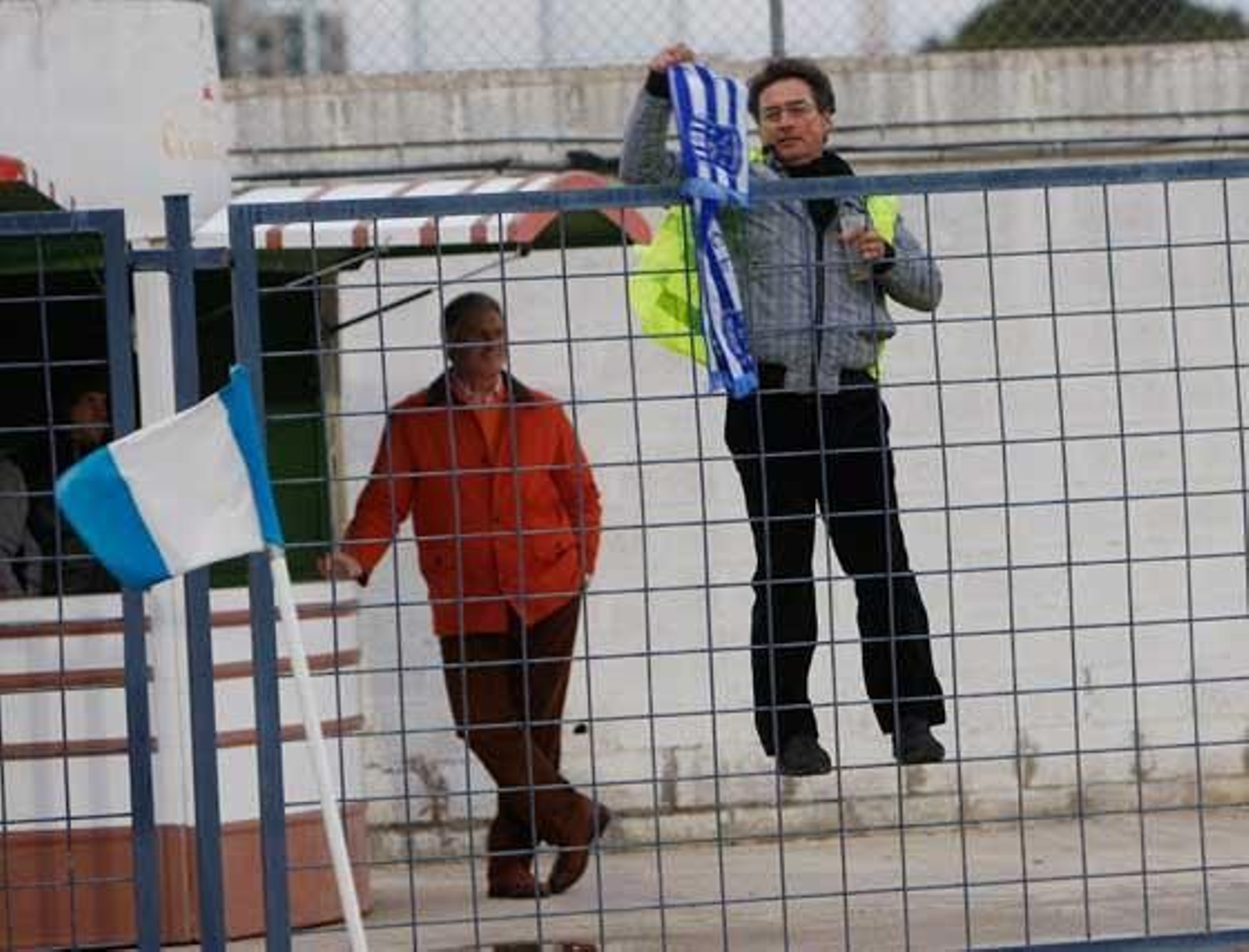El partido comenzó cinco minutos tarde por un problema con la red de la portería de Fondo Sur

Foto: Juan Carlos Toro