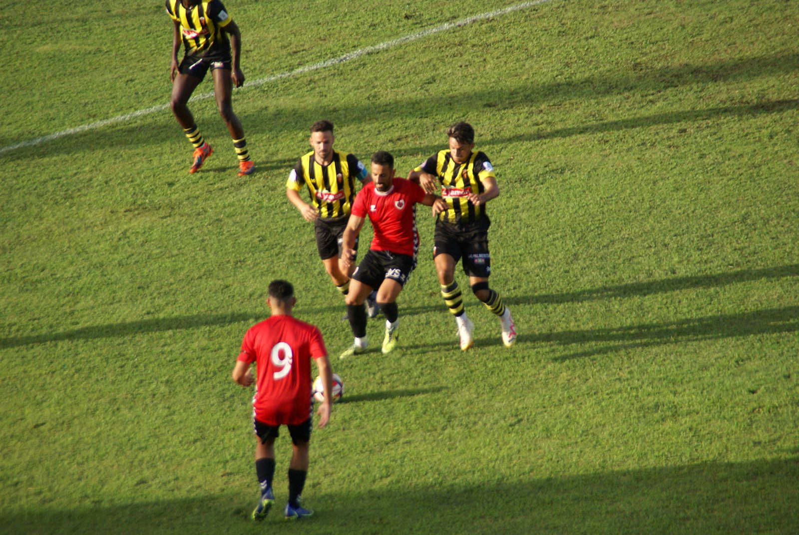 Lance del encuentro entre el AD Cartaya y el San Roque de Lepe