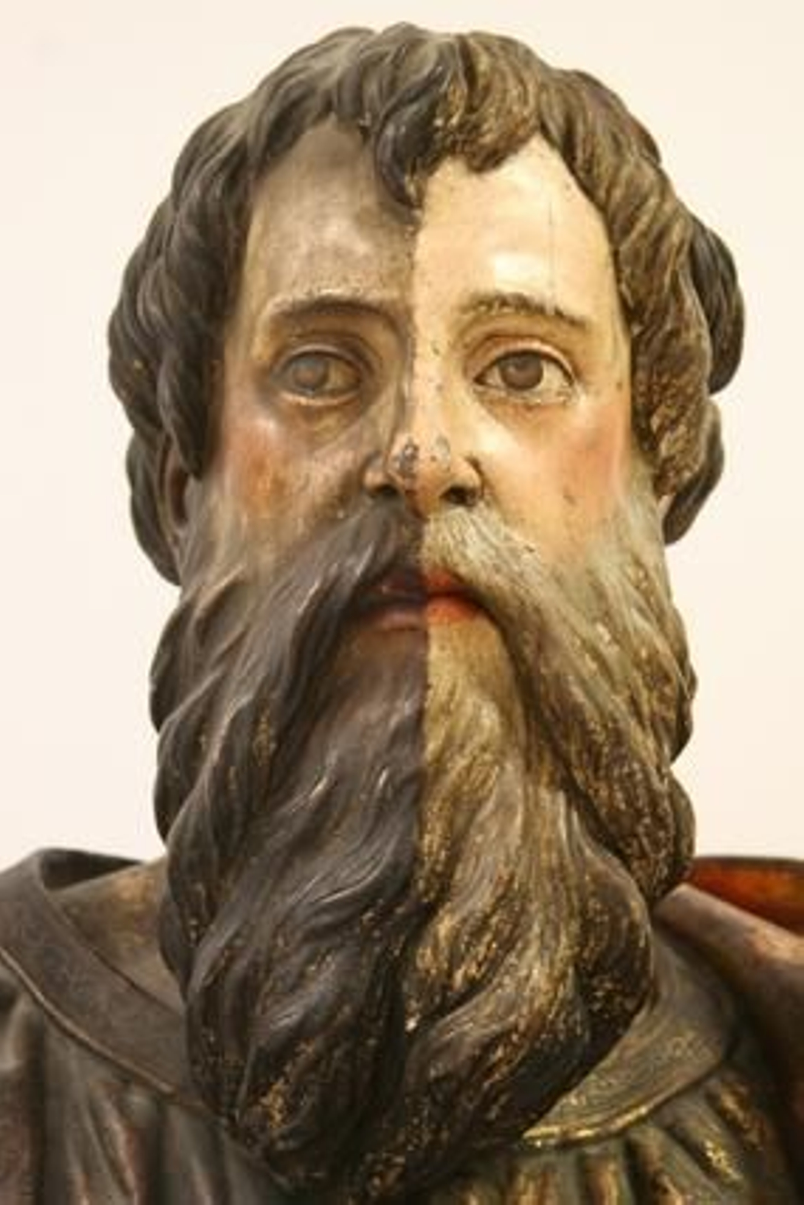 Proceso de limpieza en la escultura de San Pedro.