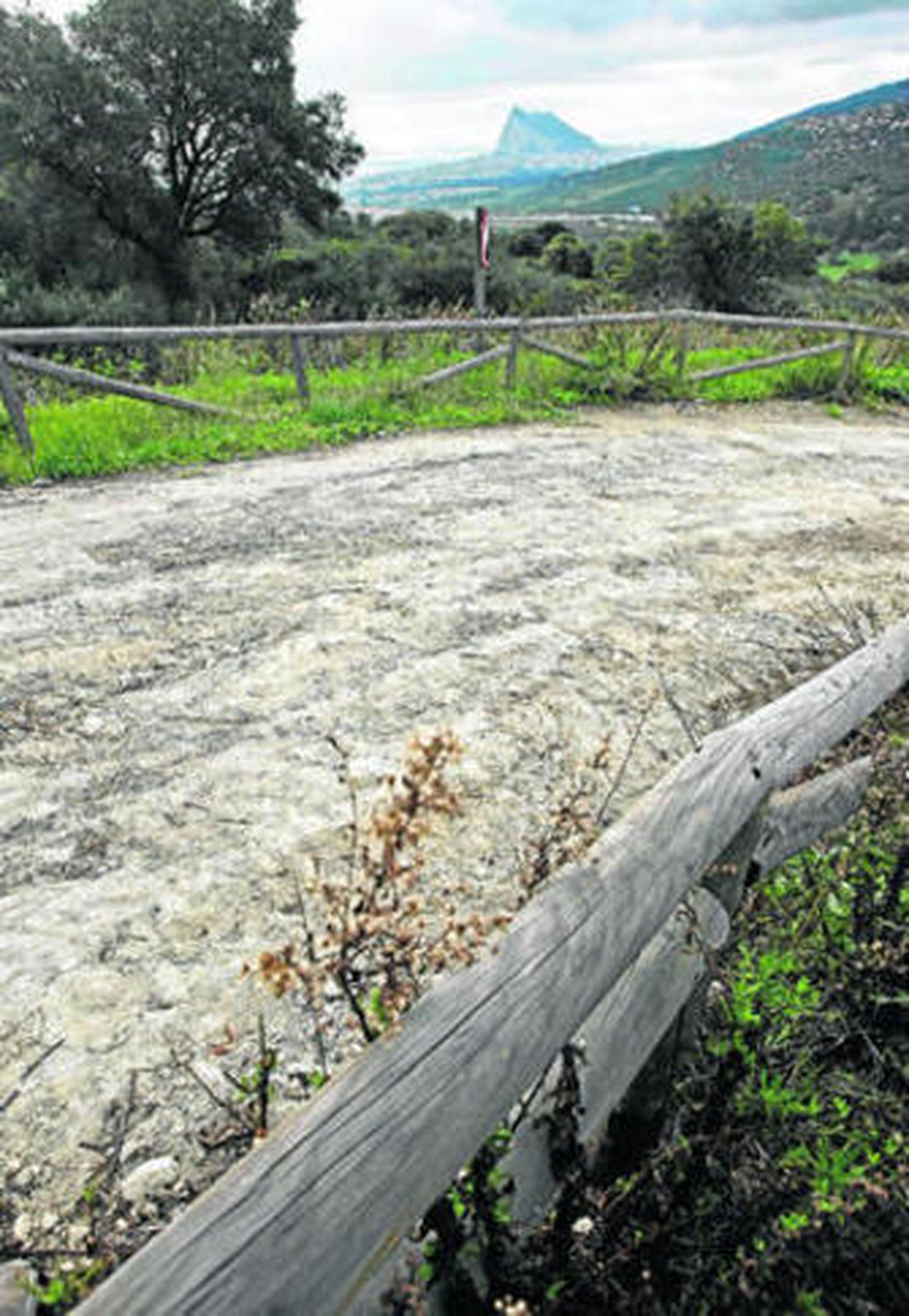 El camino de zahorra, lleno de grietas, en uno de sus últimos tramos.