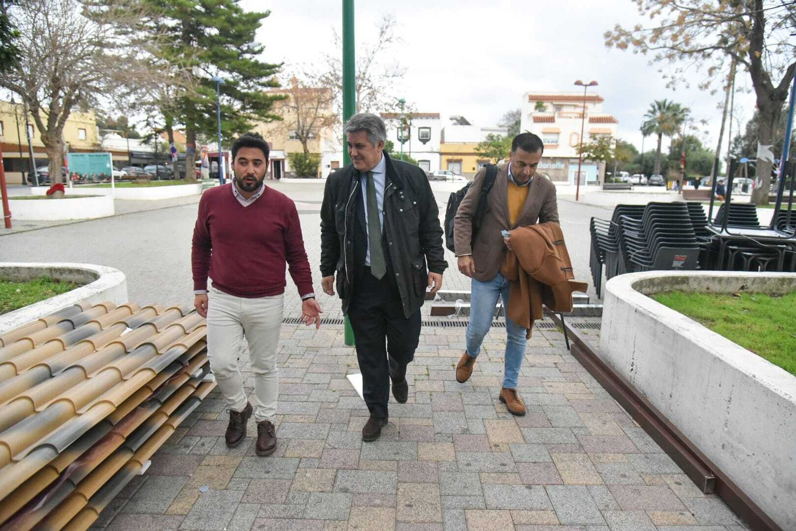 Ignacio Romaní, flanqueado por Antonio Dávila (izq.) y David Gil, este jueves, en Palmones.