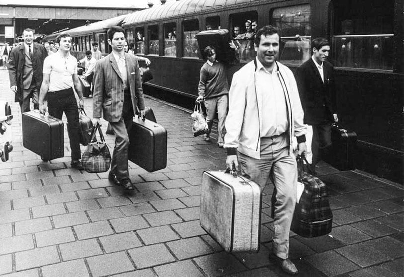 Emigrantes toman el tren para trabajar en Europa