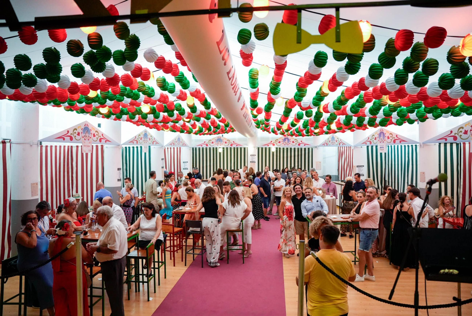 Los almerienses disfrutan del martes en la Feria del Mediodía