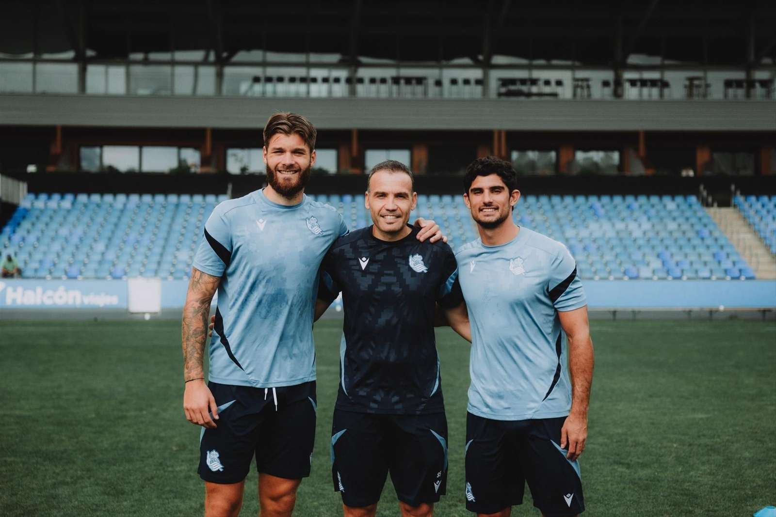 Caleta Car y Gonçalo Guedes, junto a Sergio Francisco, el entrenador de la Real Sociedad.