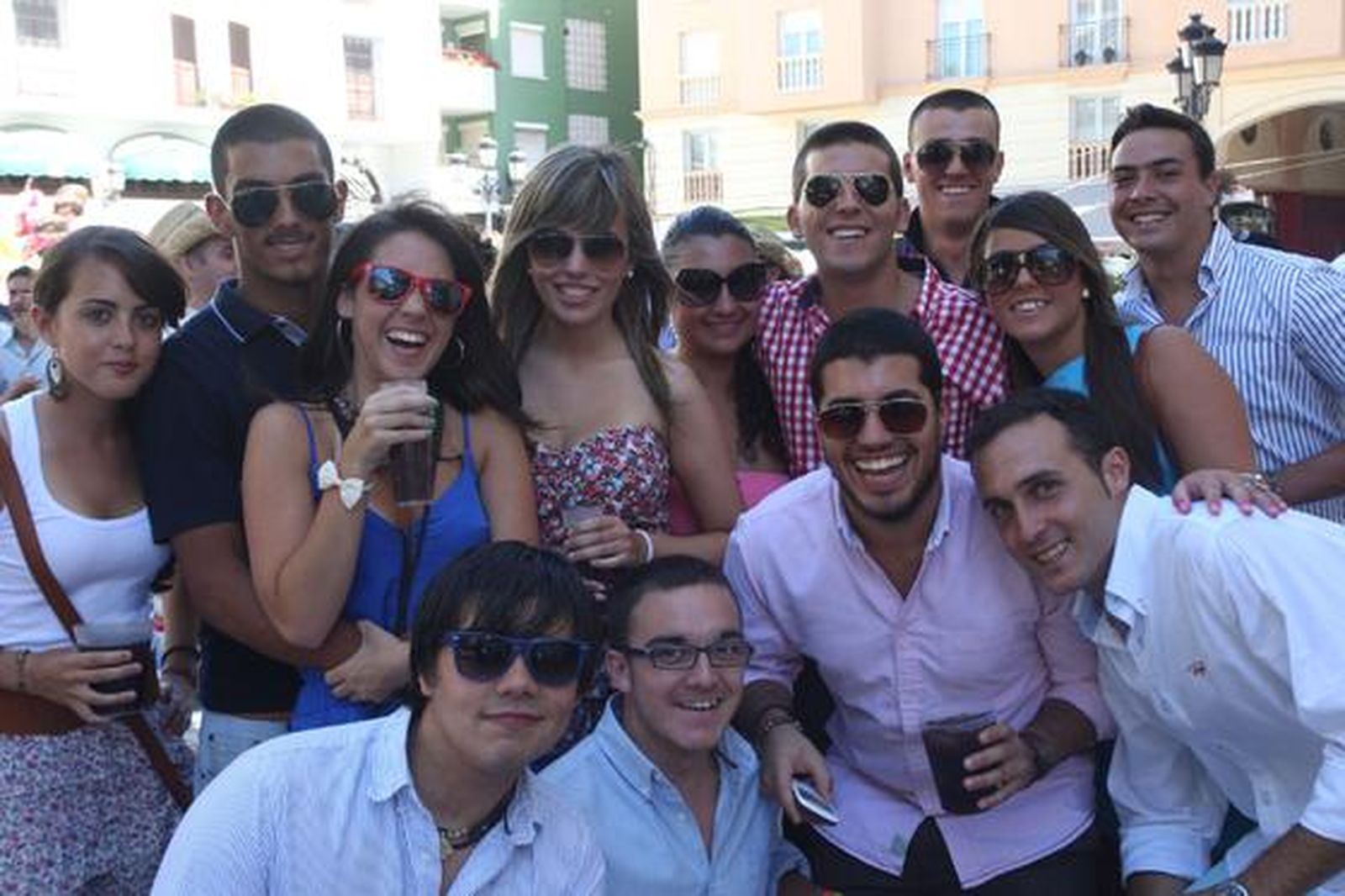 Un grupo de jóvenes disfruta del Domingo Rociero en la plaza de la Iglesia.

Foto: Paco Guerrero