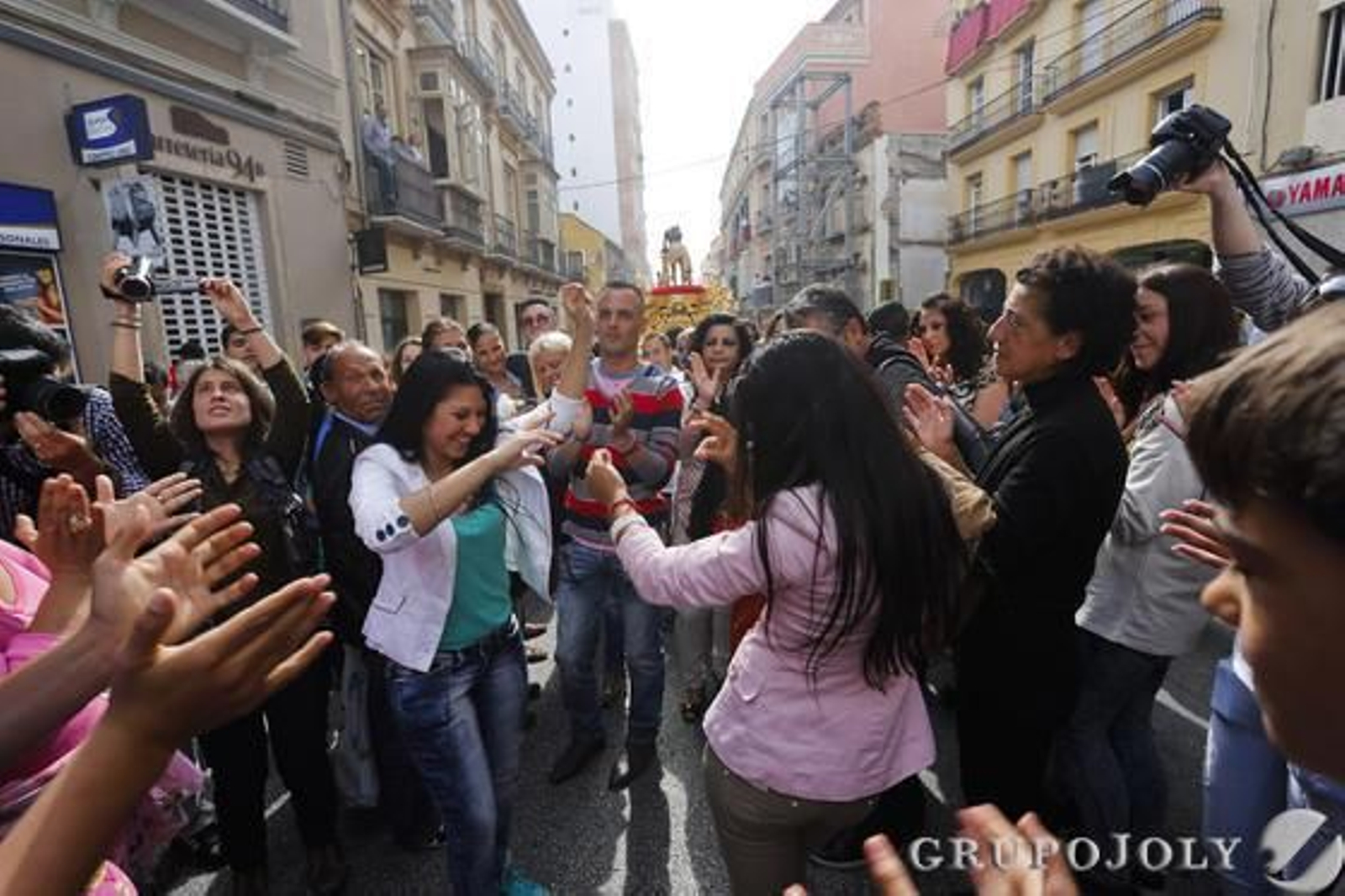 Crucifixión, Gitanos, Dolores del Puente, Pasión, Estudiantes y Cautivo protagonizaron una jornada en claroscuro./ Javier Albiñana