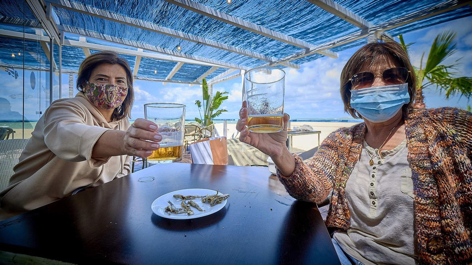 Brindando en un chiringuito de la playa.