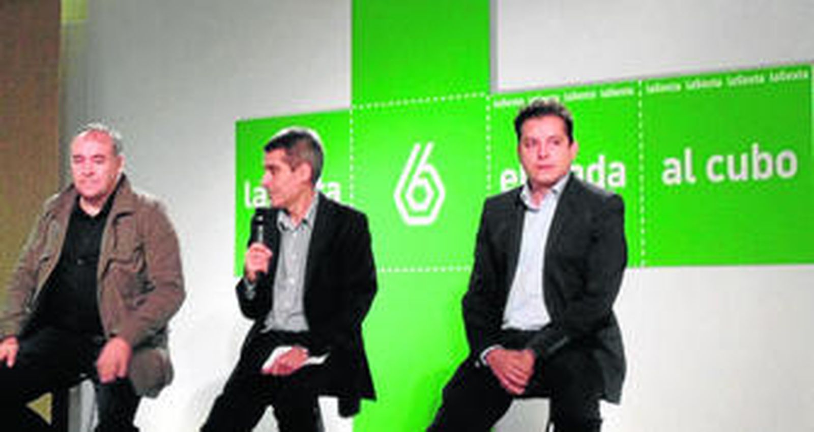 García Ferreras, el director de contenidos del grupo A-3, Carlos Fernández, y el director de antena, Marío López.