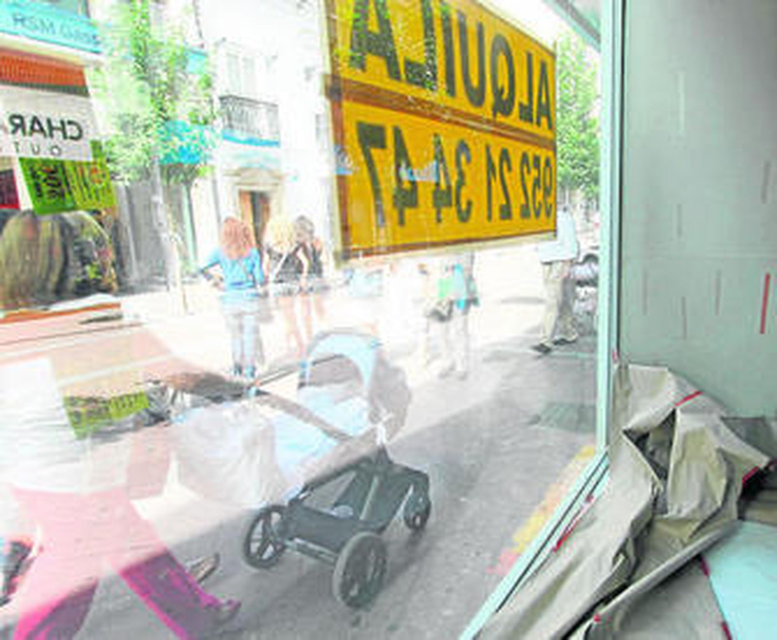 Imagen interna de un escaparate en la calle Ancha.