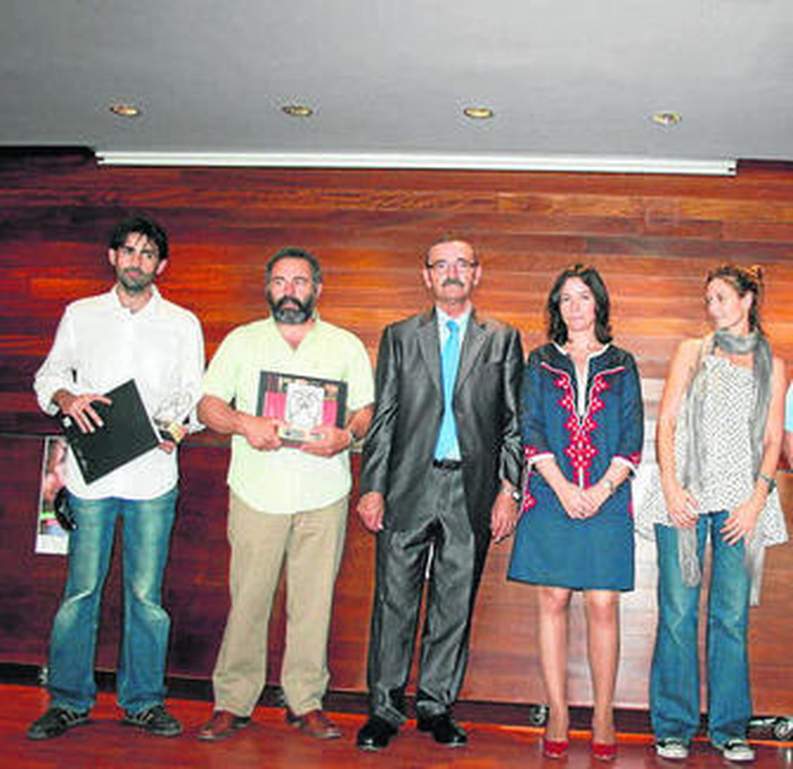 Yolanda Callejón y José Fenoy con alguno de los premiados.