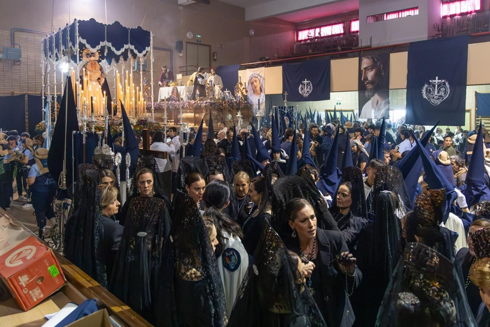 La temida lluvia impide el desarrollo normal de este Martes Santo