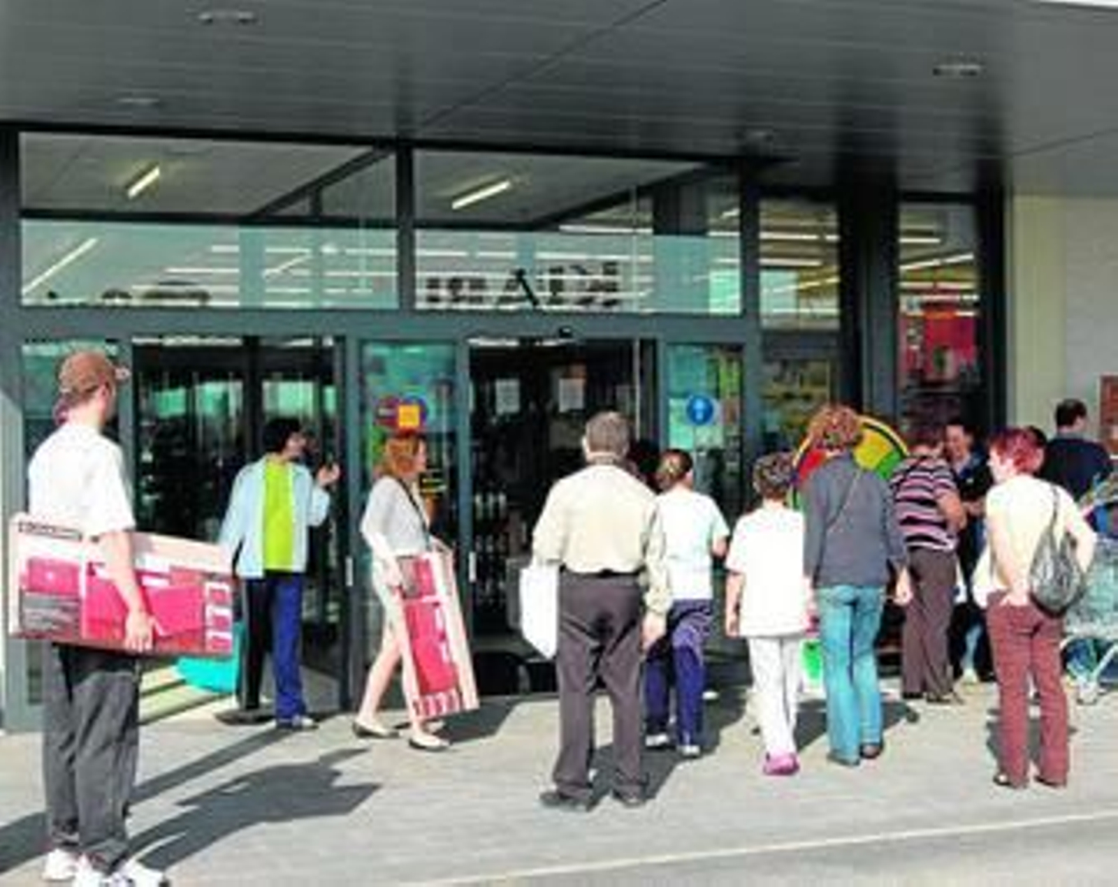 Ayer hubo una notable afluencia de motrileños en las nuevas tiendas. Ayer hubo una notable afluencia de motrileños en las nuevas tiendas.