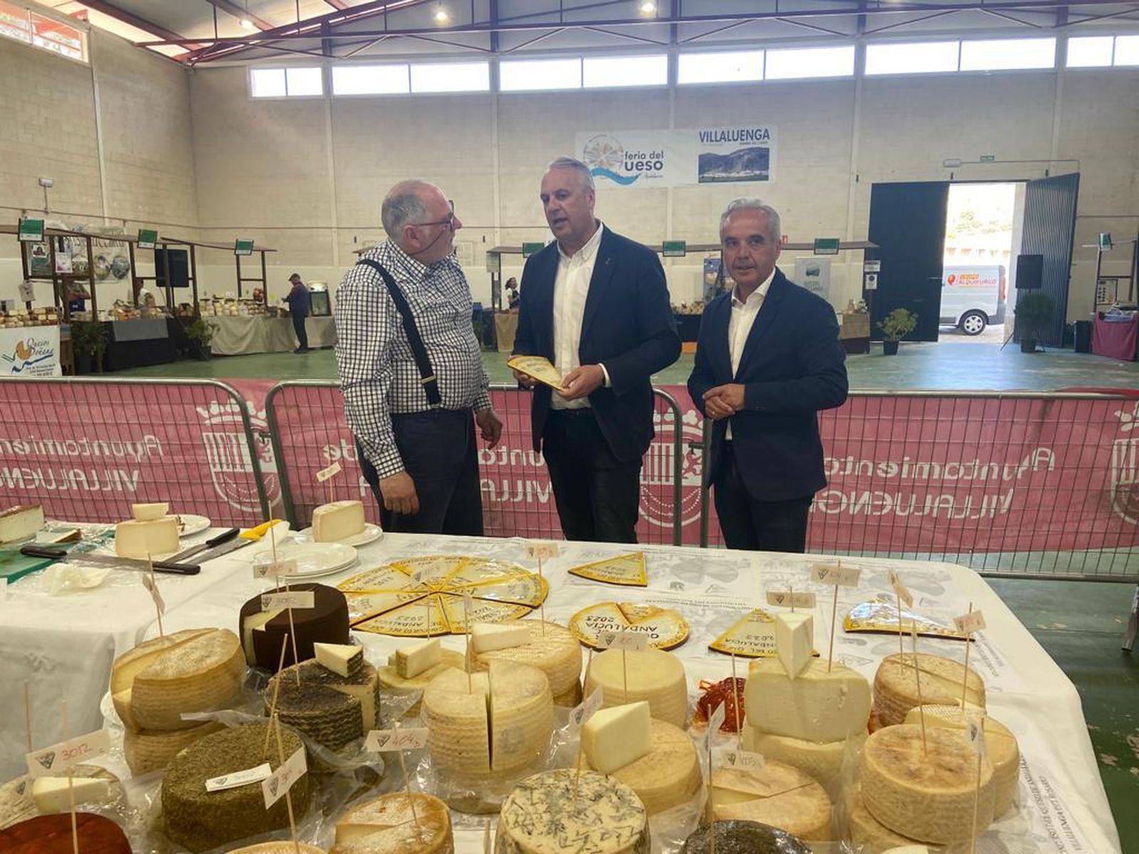 Ruiz Boix visita la Feria del Queso de Villaluenga, en compañía del alcalde Alfonso Moscoso.