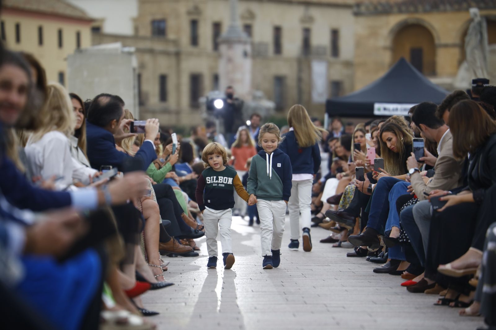 El desfile de Silbon por el Puente Romano de Córdoba, en imágenes