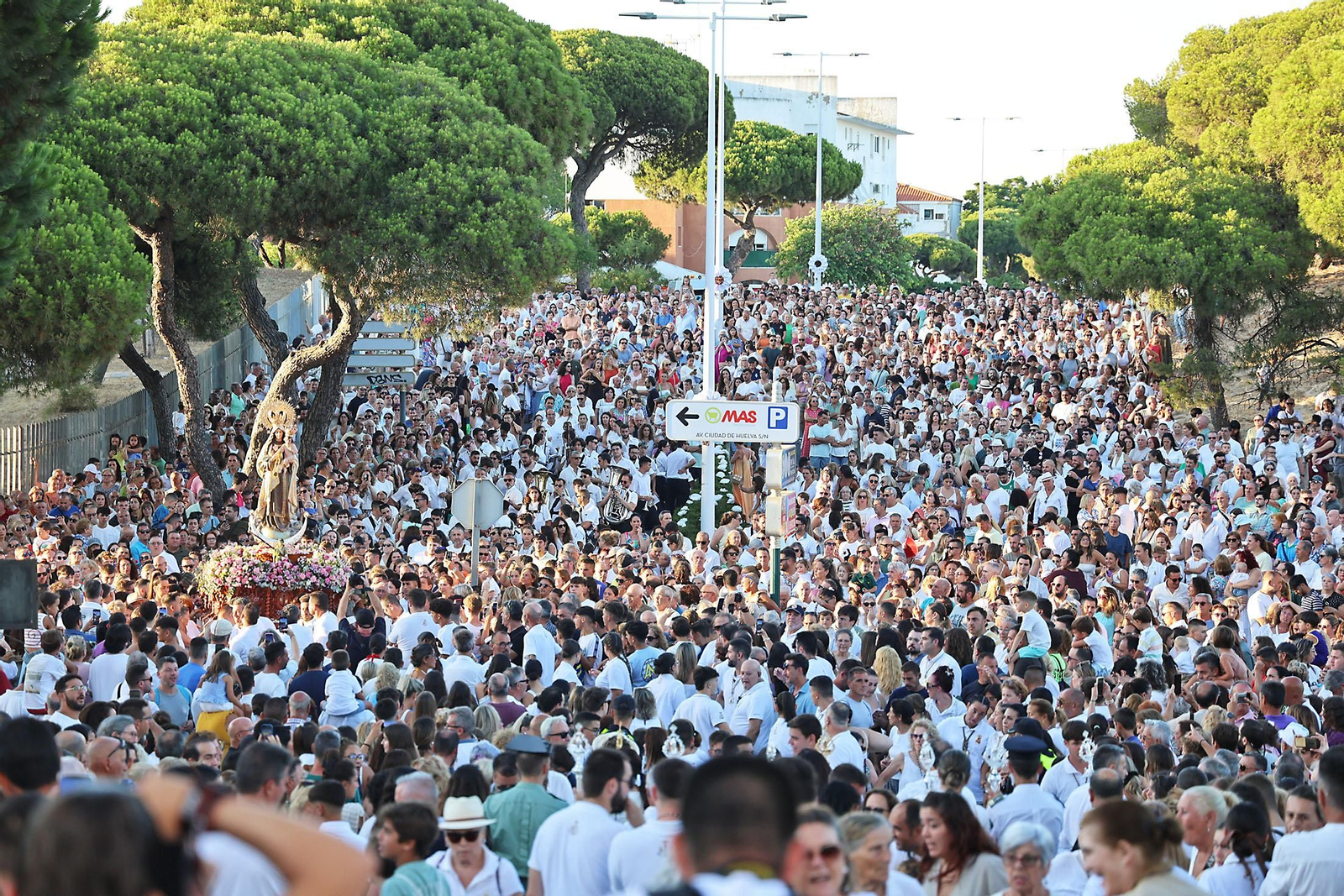 Imágenes de la Virgen del Carmen procesionando en Punta Umbría