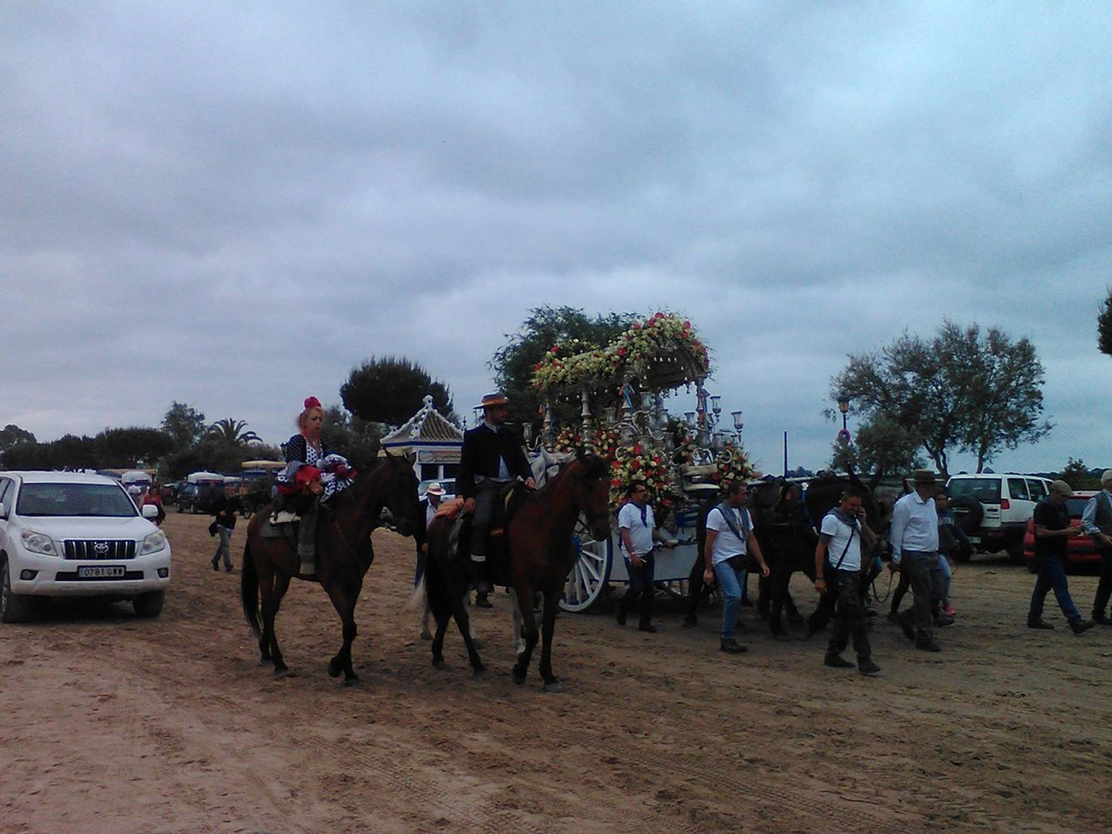 Emigrantes se despide de la Virgen del Rocío a las puertas de la ermita antes de iniciar su camino