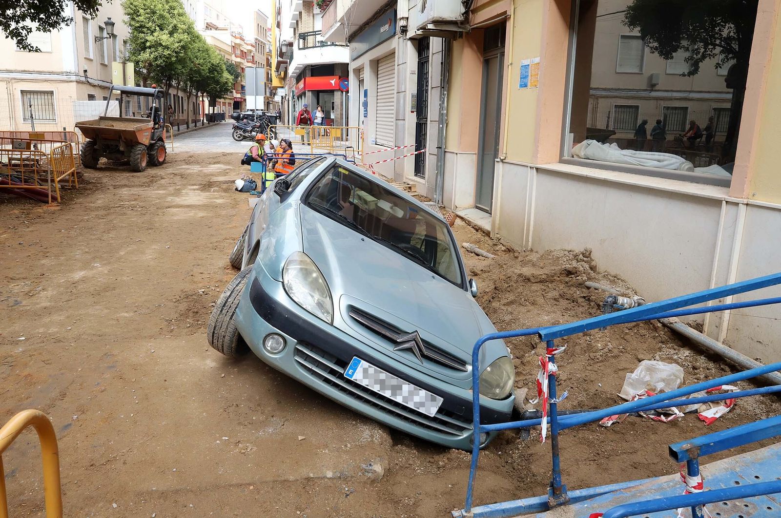 Imágenes del coche accidentado en las obras de la calle Fernando el Católico
