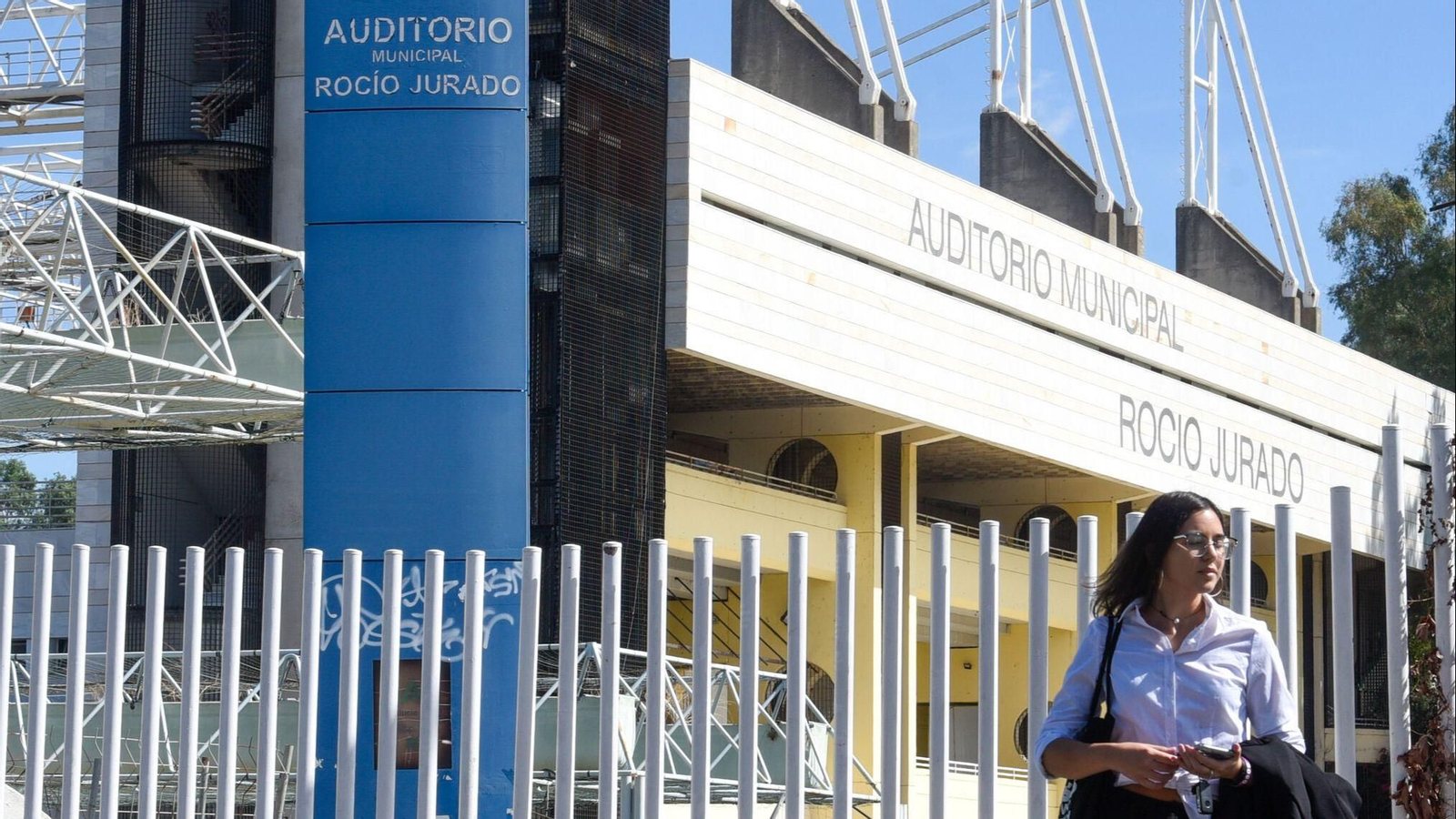 Una joven camina a la altura del Auditorio de la Cartuja.