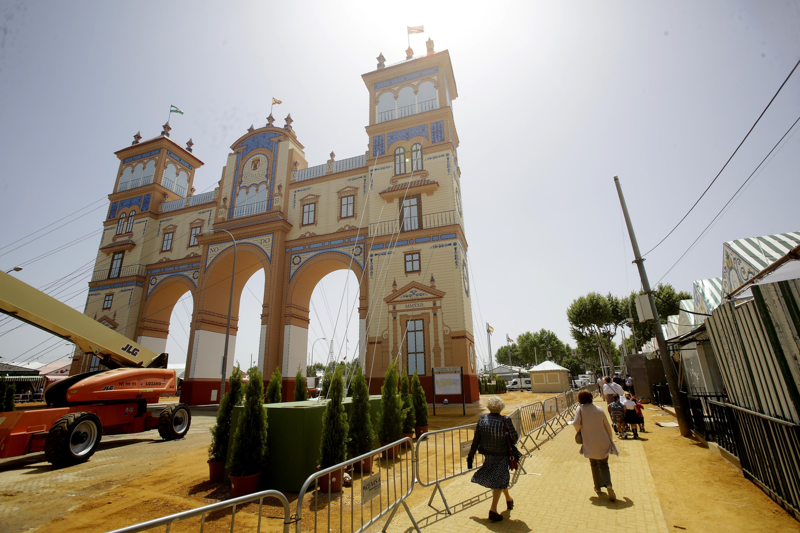 Últimos retoques en la Portada de la Feria.