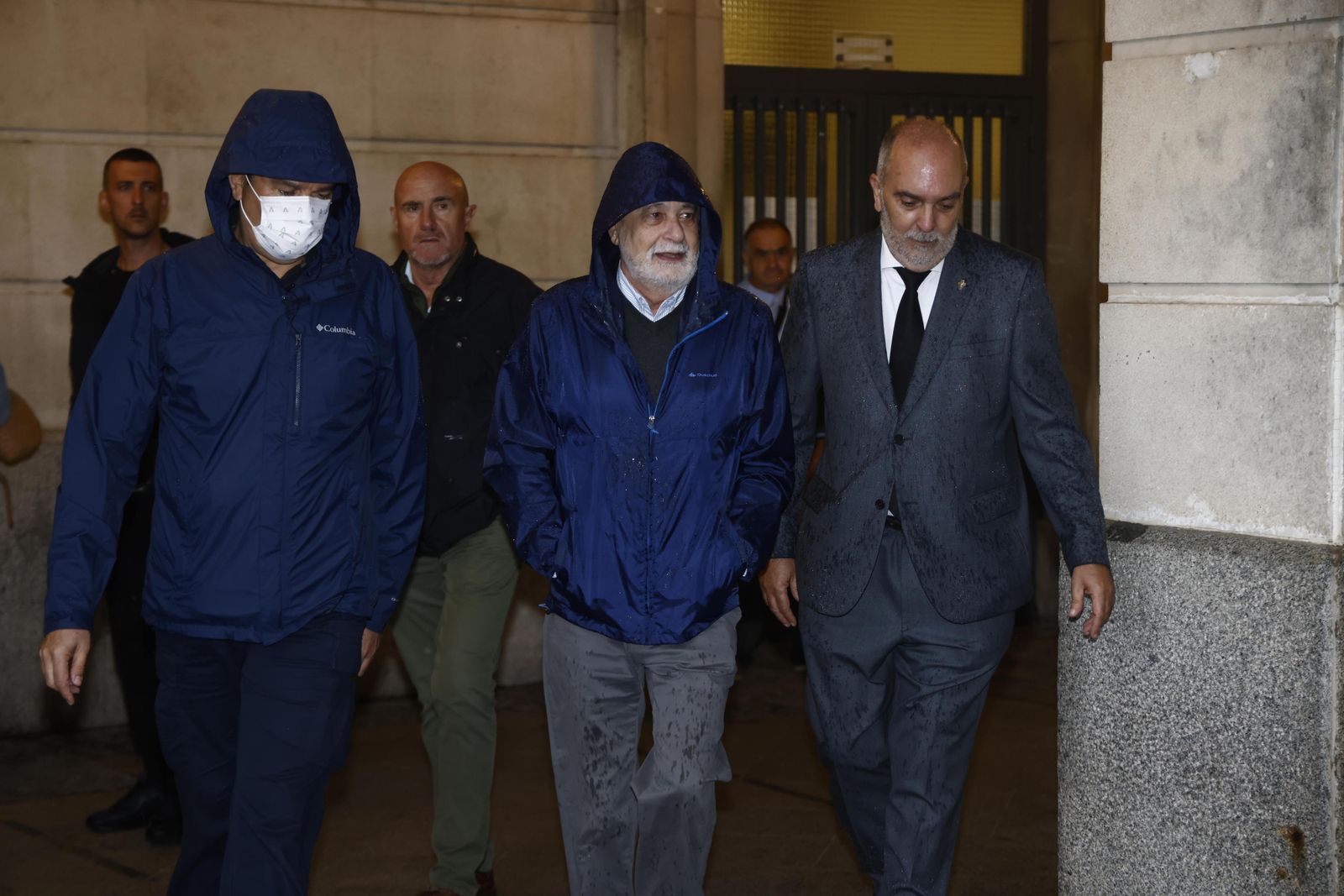 El ex presidente de la Junta José Antonio Griñán llega a la Audiencia de Sevilla para notificarse la condena de inhabilitación.