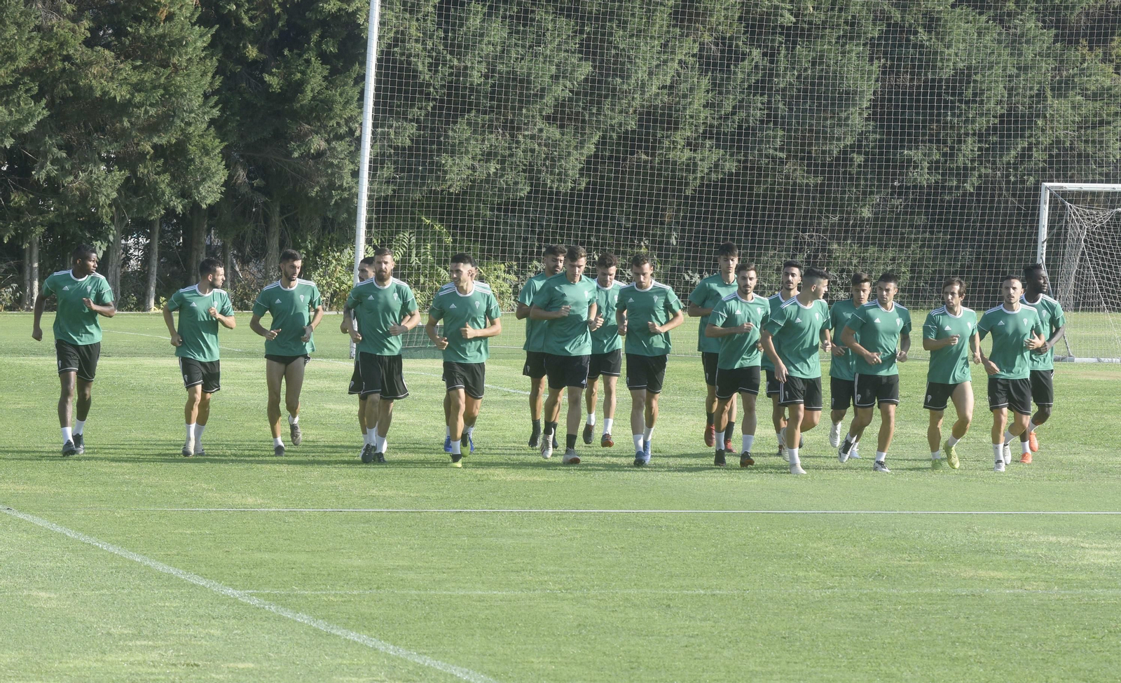 Los jugadores del Córdoba CF realizan carrera continua por la Ciudad Deportiva.