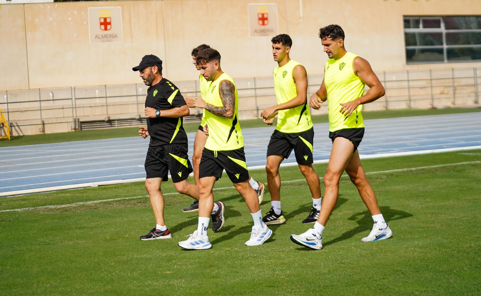 Luna, junto con varios compañeros en la sesión del lunes en el anexo