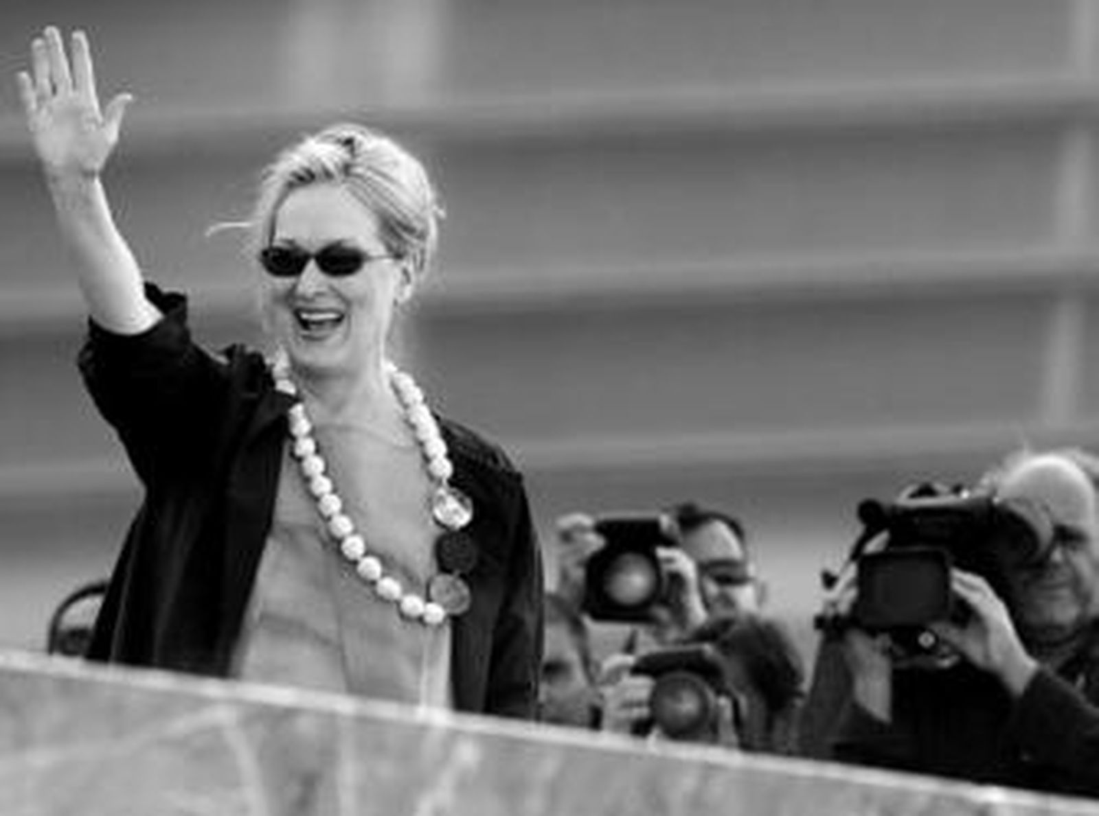 La actriz estadounidense Meryl Streep, ayer, saludando al público del certamen donostiarra.