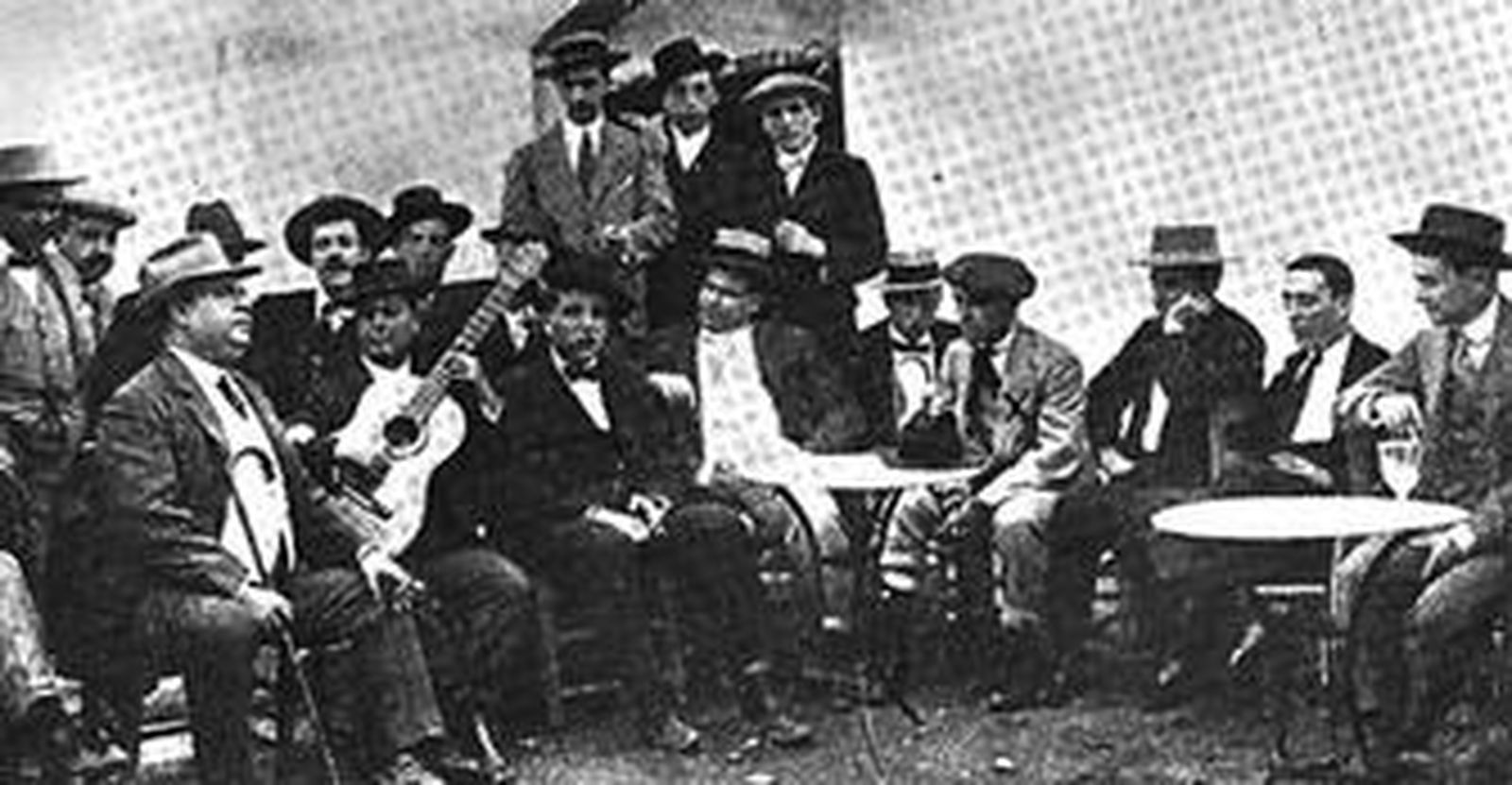 El gran Chacón, cantando en una "juerga" celebrada en Sevilla, con asistencia de Bombita y Belmonte.