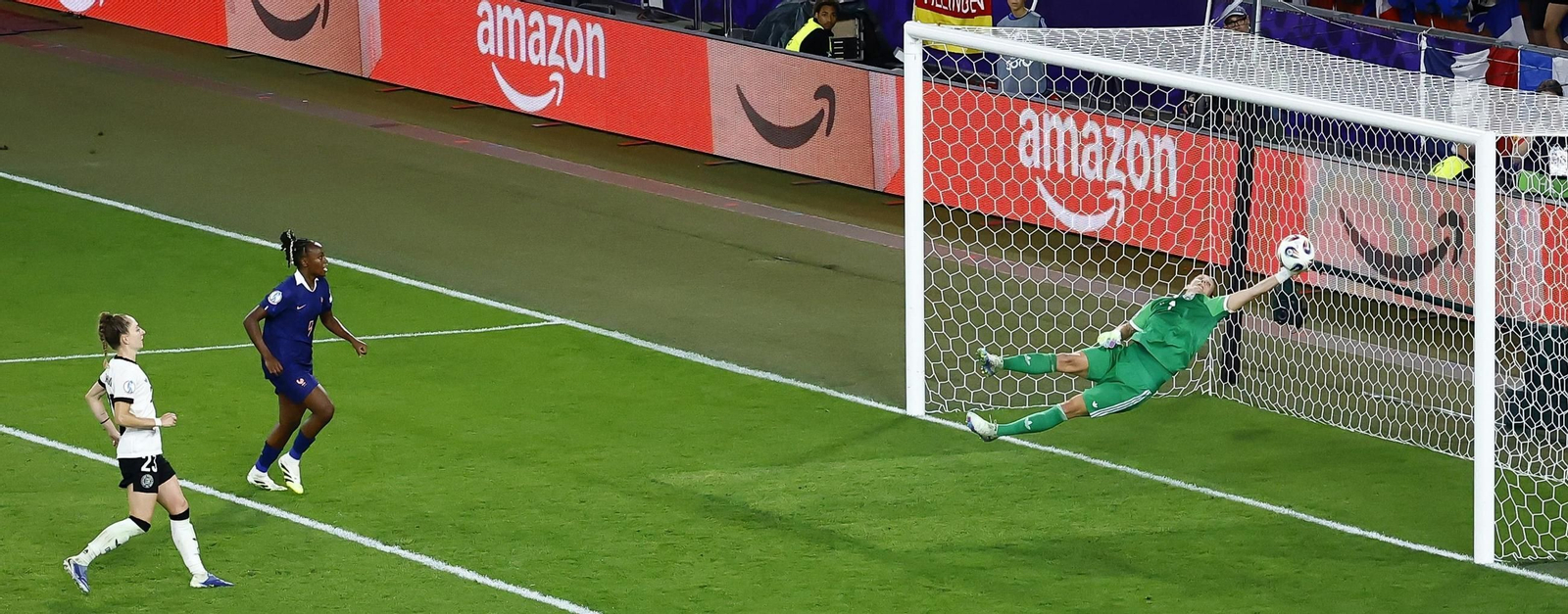Katrin Berger hace un verdadero paradón en el partido contra Francia.