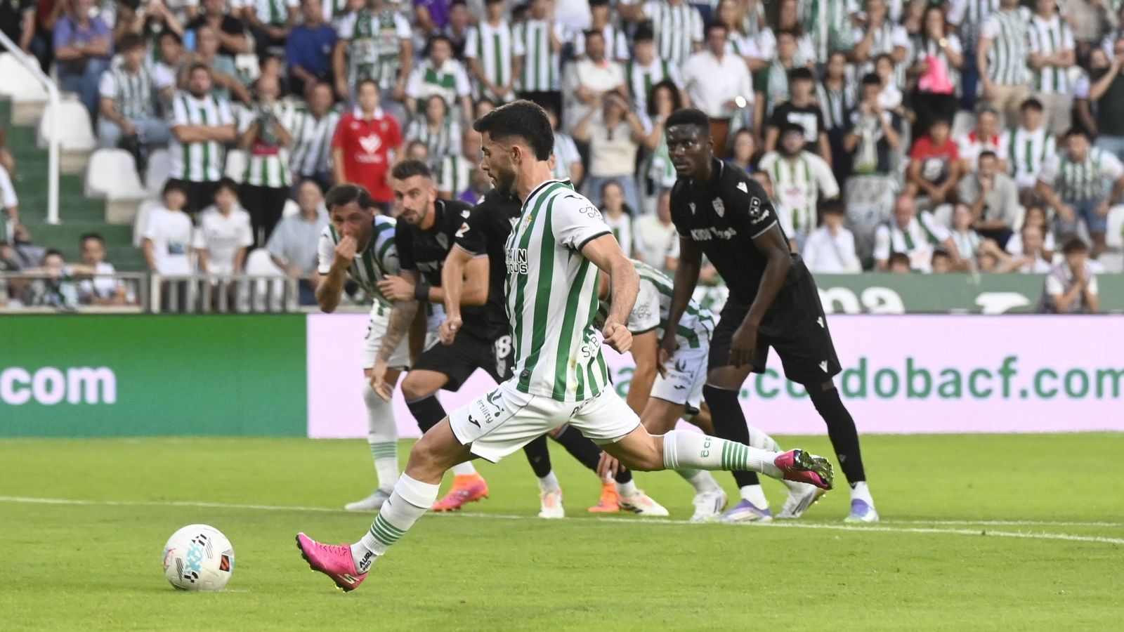 Jacobo lanza un penalti en el Córdoba CF - Almería de la primera vuelta.