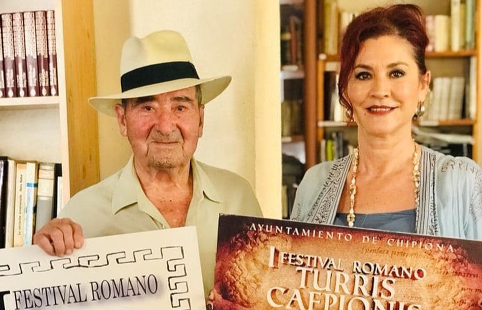 Amalio González, que será el primer Laureado del Festival Romano 'Turris Caepionis' de Chipiona,  junto a la teniente de alcalde Isabel María Fernández.