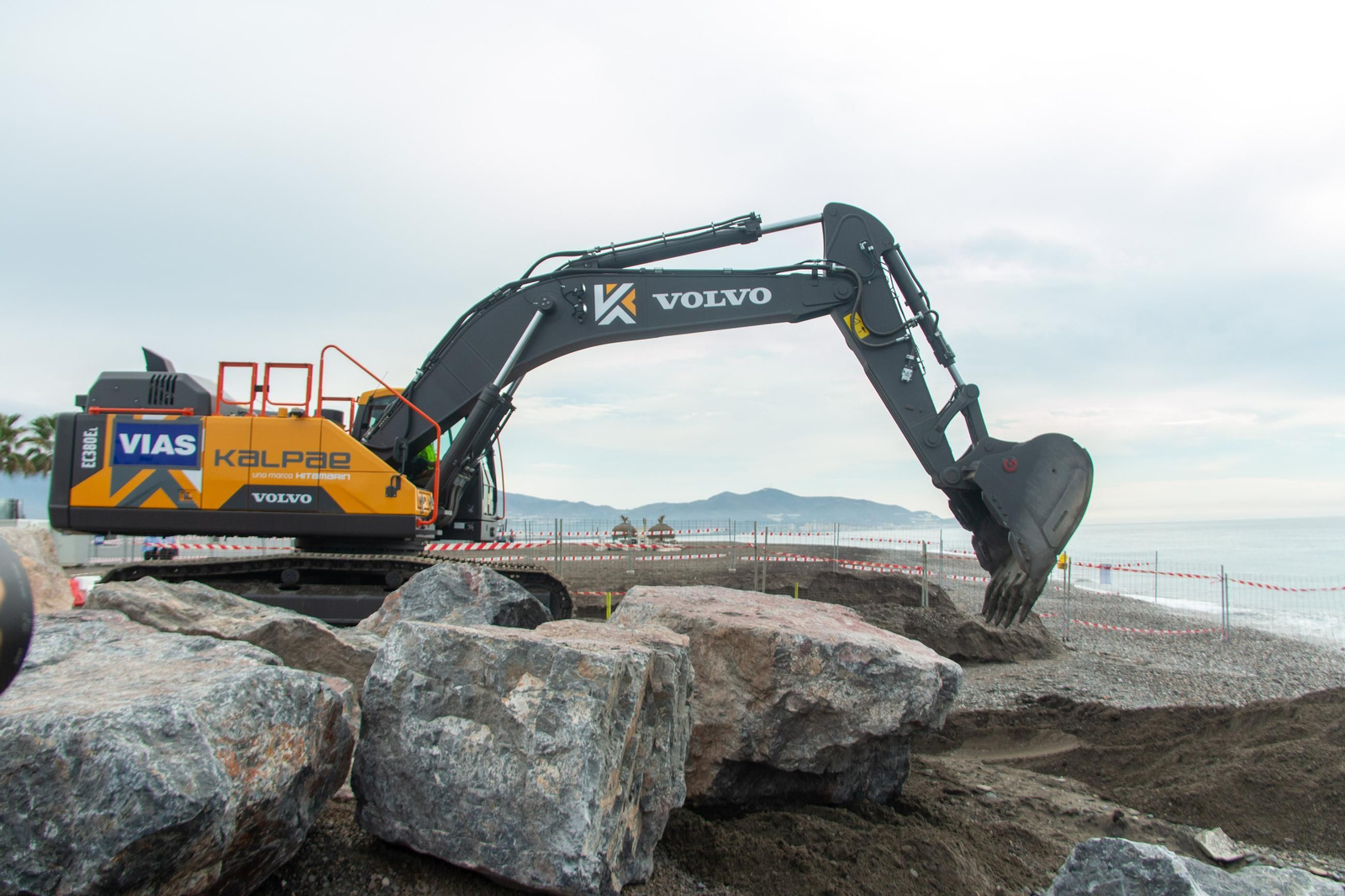 Así ha sido el inicio de la obra del espigón de Playa Granada Así ha sido el inicio de la obra del espigón de Playa Granada