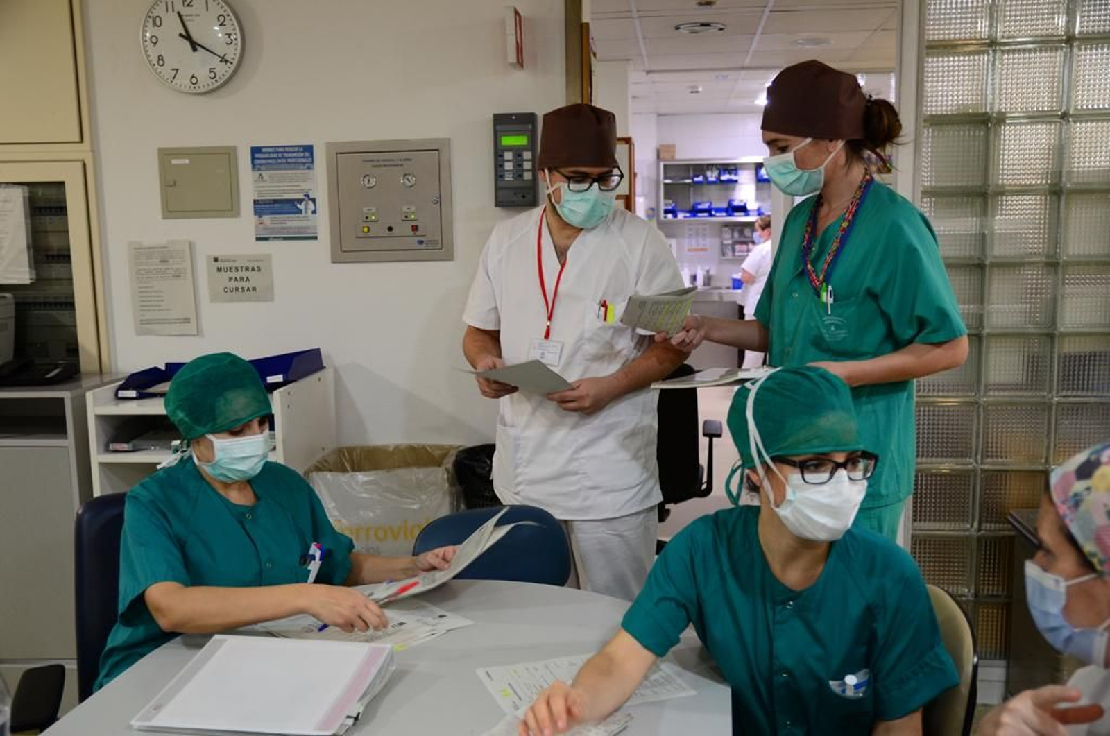 Profesionales de una Unidad Covid del Hospital Reina Sofía.