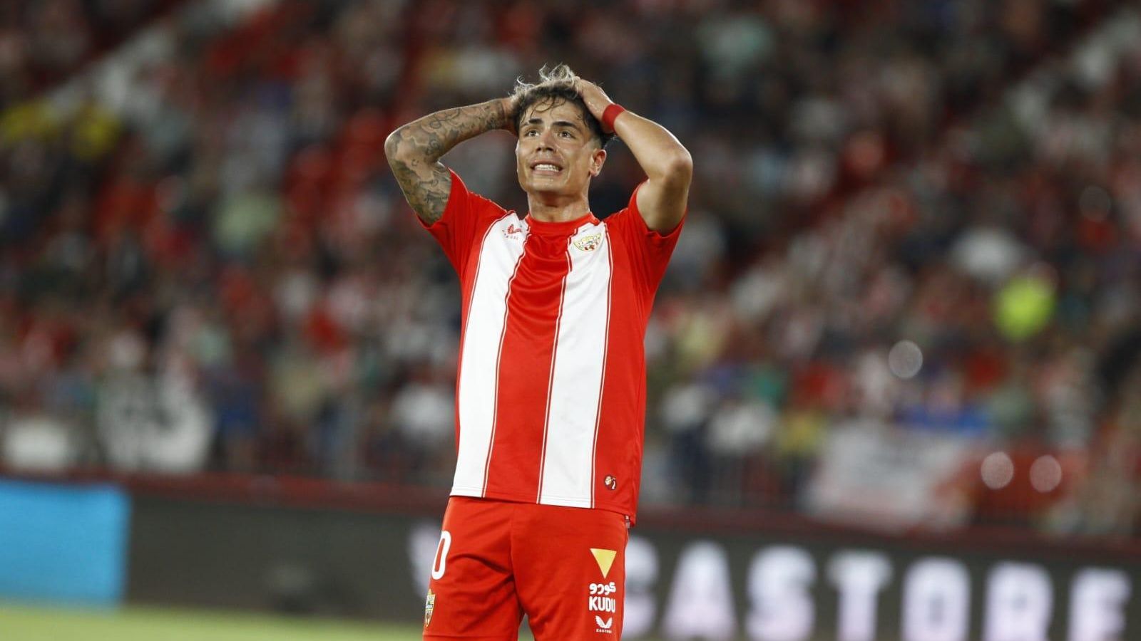 Nico Melamed se lamenta de una ocasión perdonada.