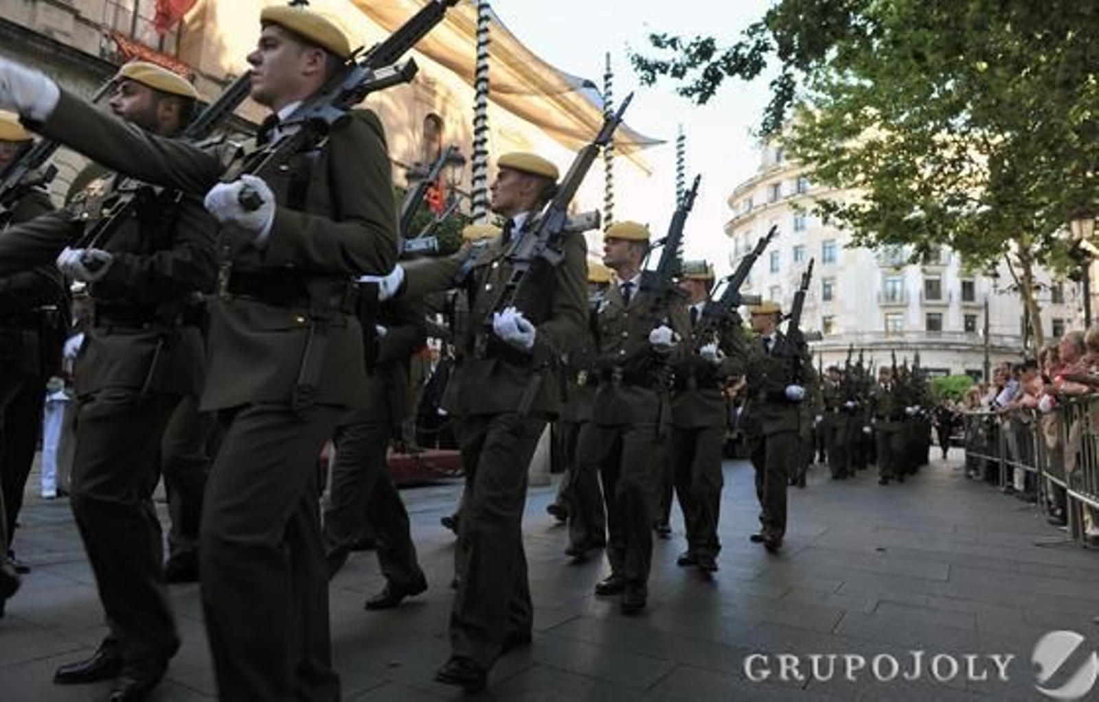 Las imágenes de la jura de bandera y el desfile militar del Día de San Fernando