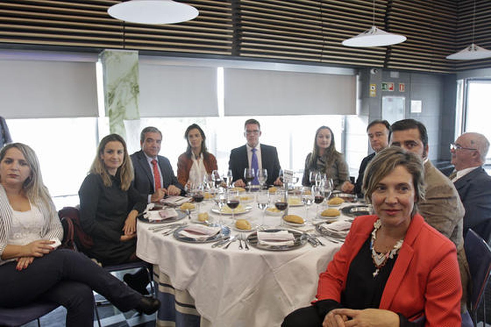 Margarita Segura, Esther Reyes, Juan José Marmolejo, Carmen Fúñez, Daniel Nieto, Olga de la Pascua, de la Universidad de Cádiz, Jesús Perulero, José Torres, José Antonio Medina, y la directora de Radio Cádiz, Lourdes Acosta.

Foto: Julio Gonzalez, Lourdes de Vicente y Joaquin Pino