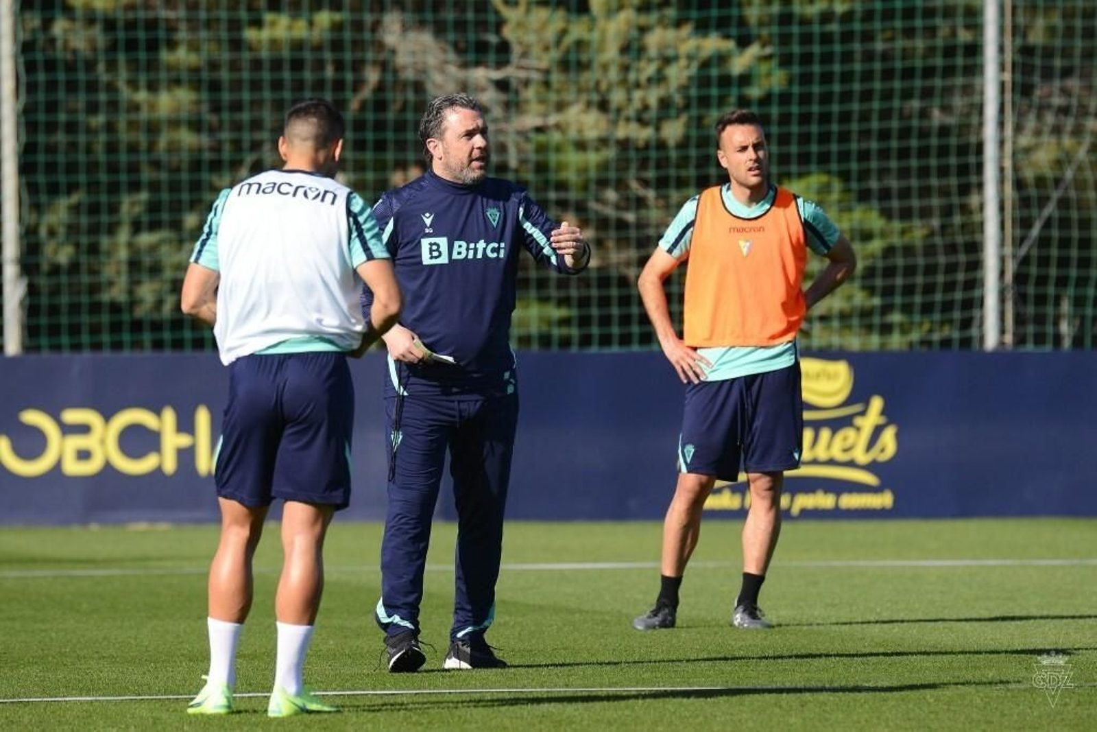 Sergio González da instrucciones en un entrenamiento.