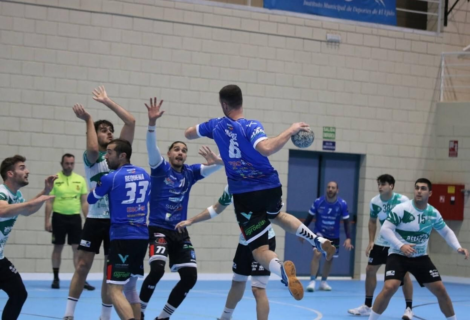 Un jugador canterano-sureño realiza un disparo durante un partido de esta temporada.