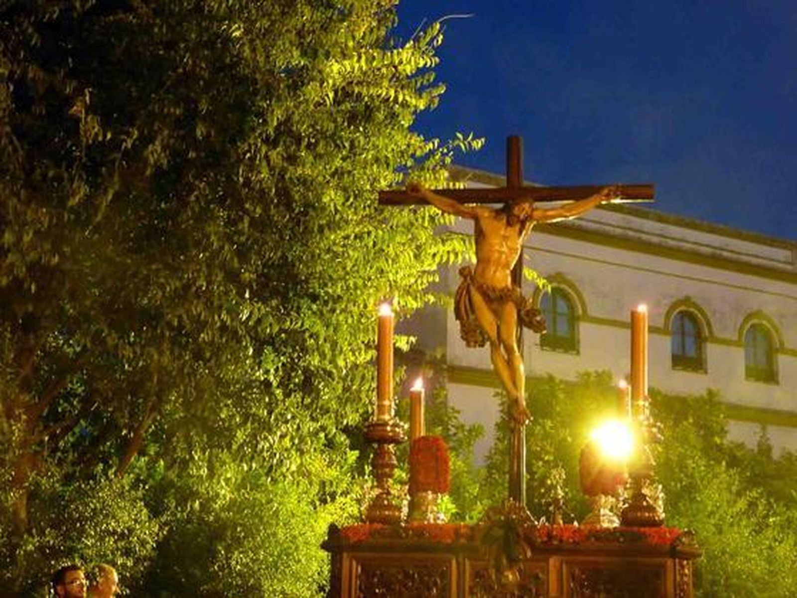 El Cristo del Perdón, crucificado más propio de Semana Santa que de los días de Gloria, sale del Monasterio de Nuestra Señora del Socorro.  Foto: Ruesga Bono