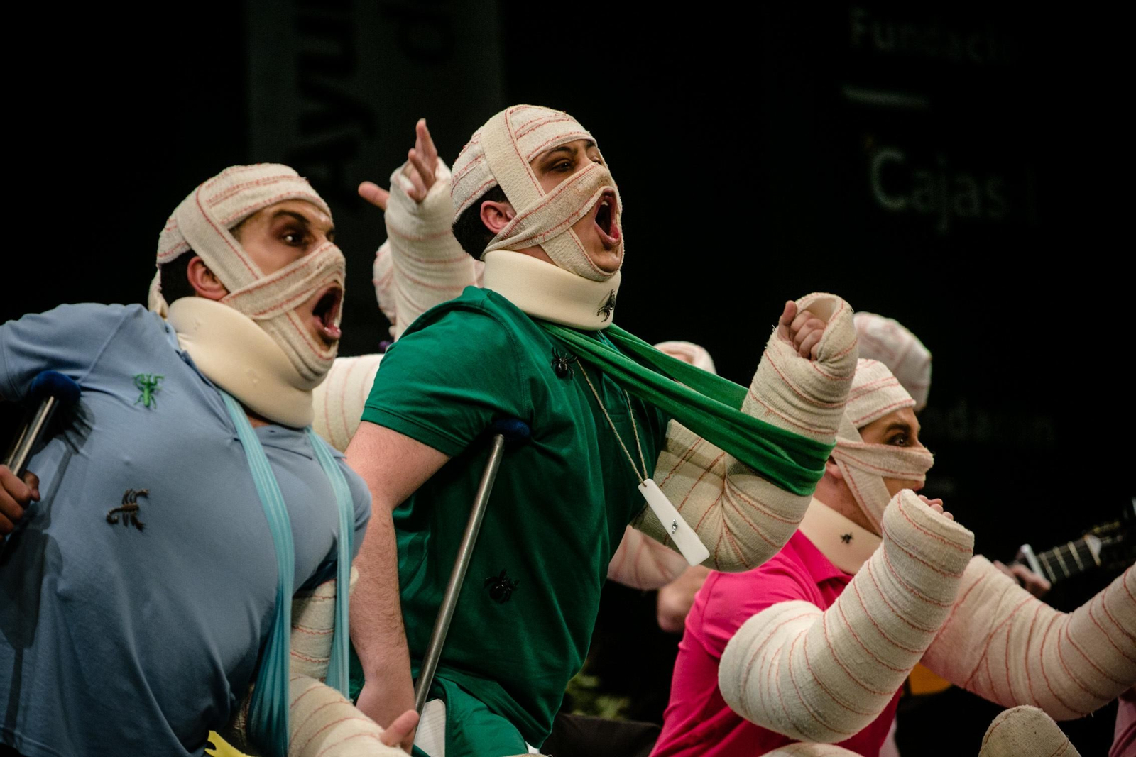 La chirigota "Las momias de güete pa guá en la mutua" durante su actuación.