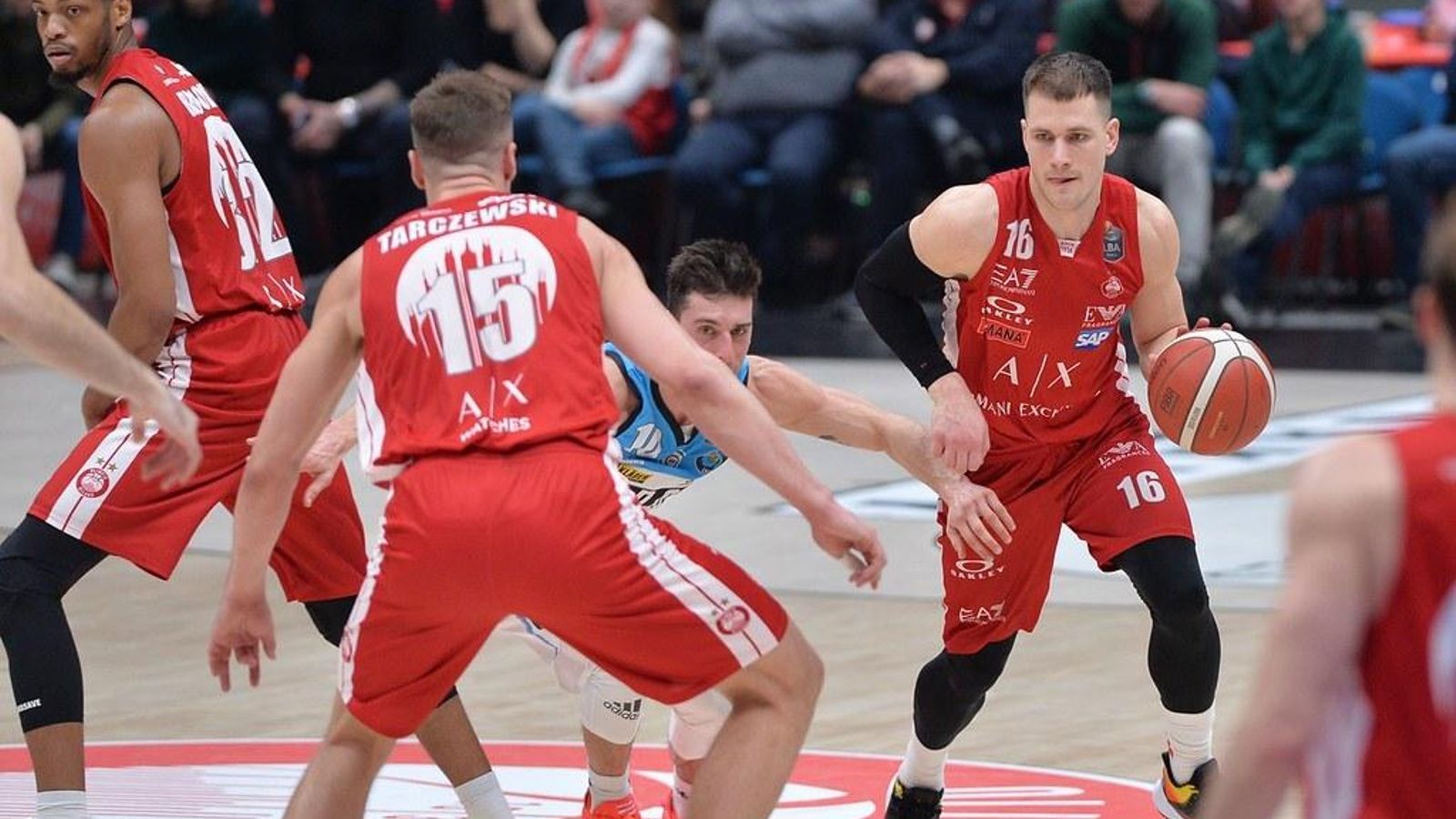 Nedovic lleva el balón, con Jeff Brooks al fondo