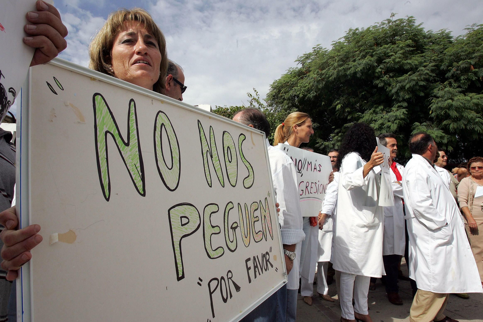 Varios profesionales se manifiestan en contra de la violencia en las consultas.