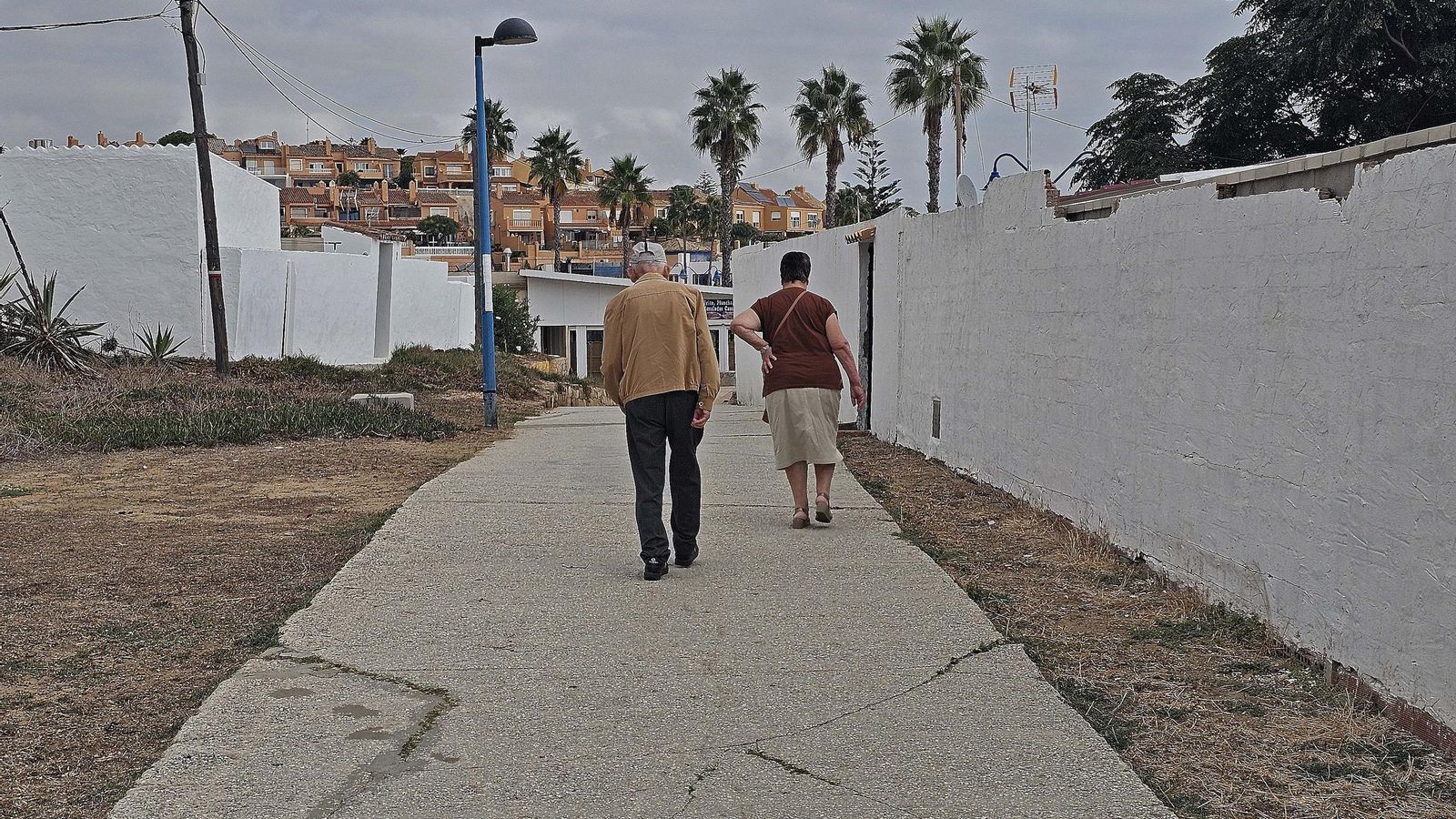 Parte del paseo marítimo de Getares sin finalizar.