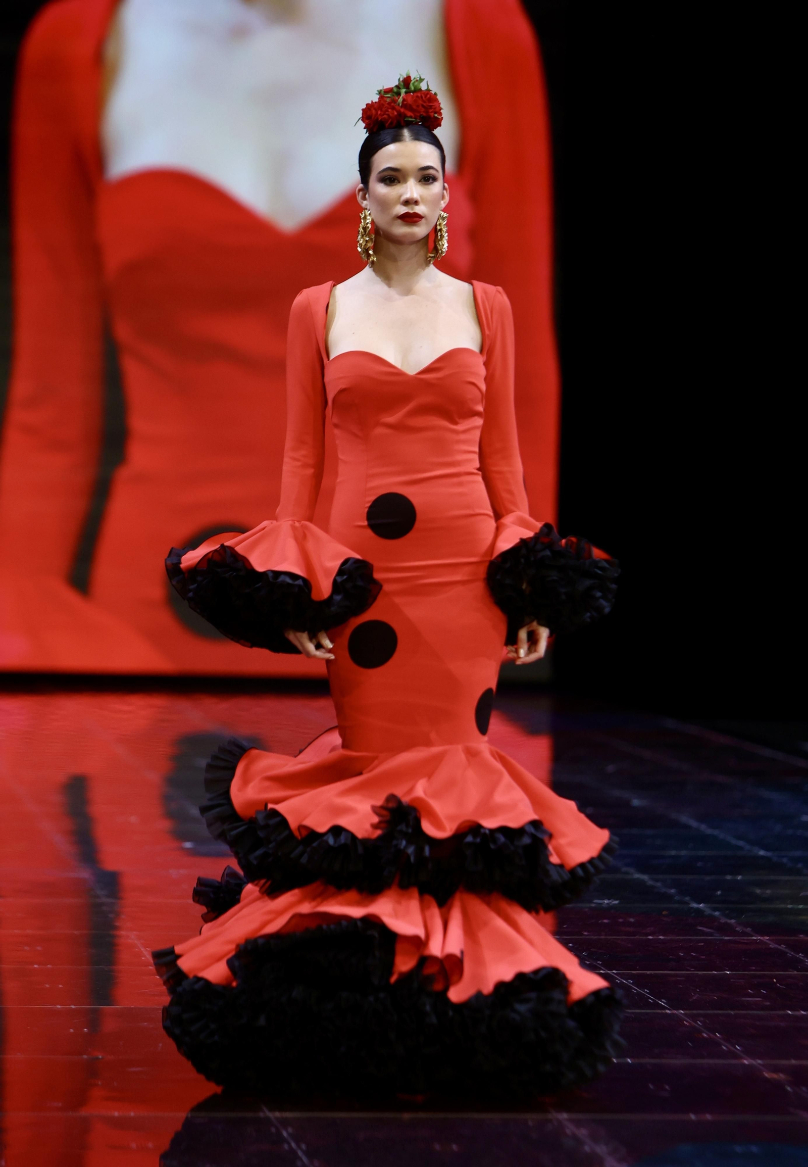 Desfile de Rosa Pedroche en SIMOF, todas las fotos