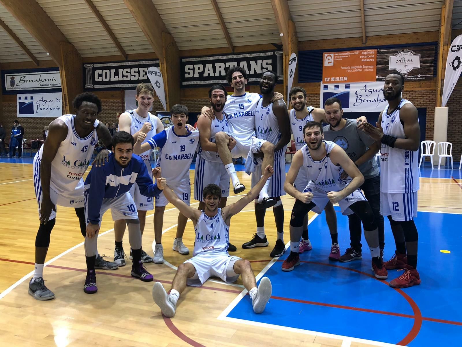 El CB Marbella celebra el triunfo en Benahavís.