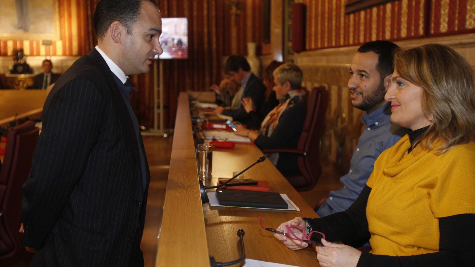 Los ediles de IU Daniel González Rojas y Eva Oliva en el pleno de este viernes.