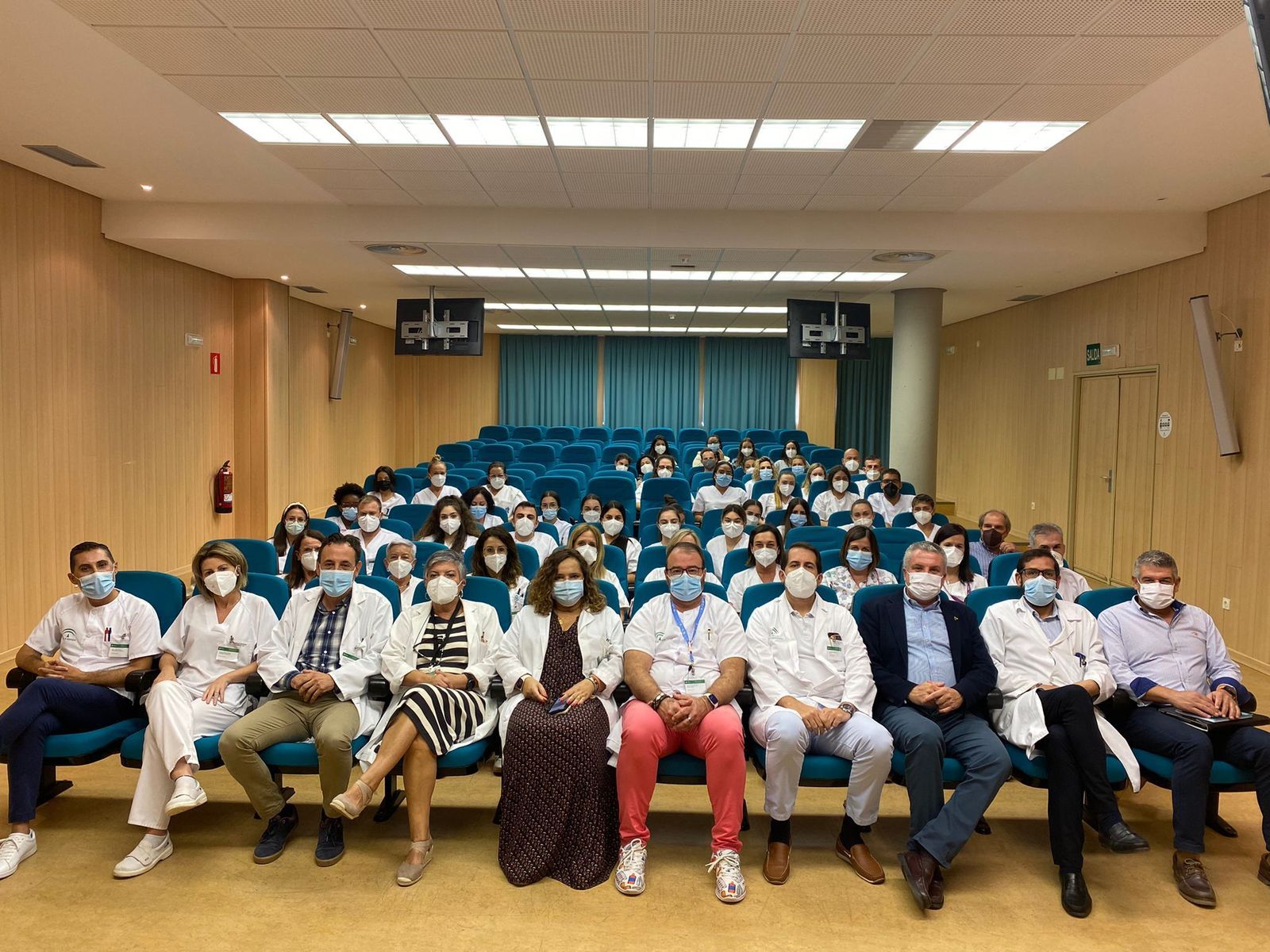 Foto de familia de los profesores y los alumnos participantes.