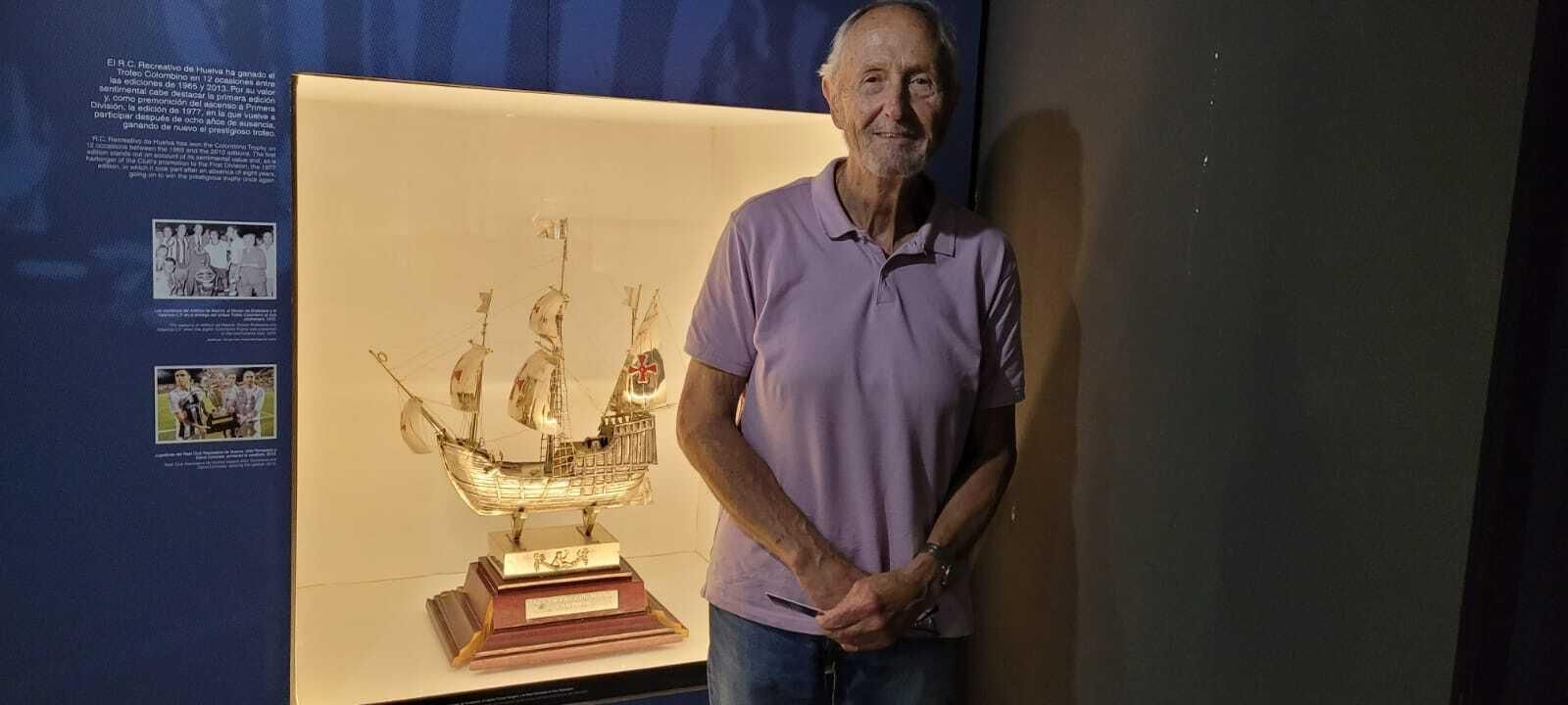 Jimmy junto a una de las Carabelas del Recreativo de Huelva.